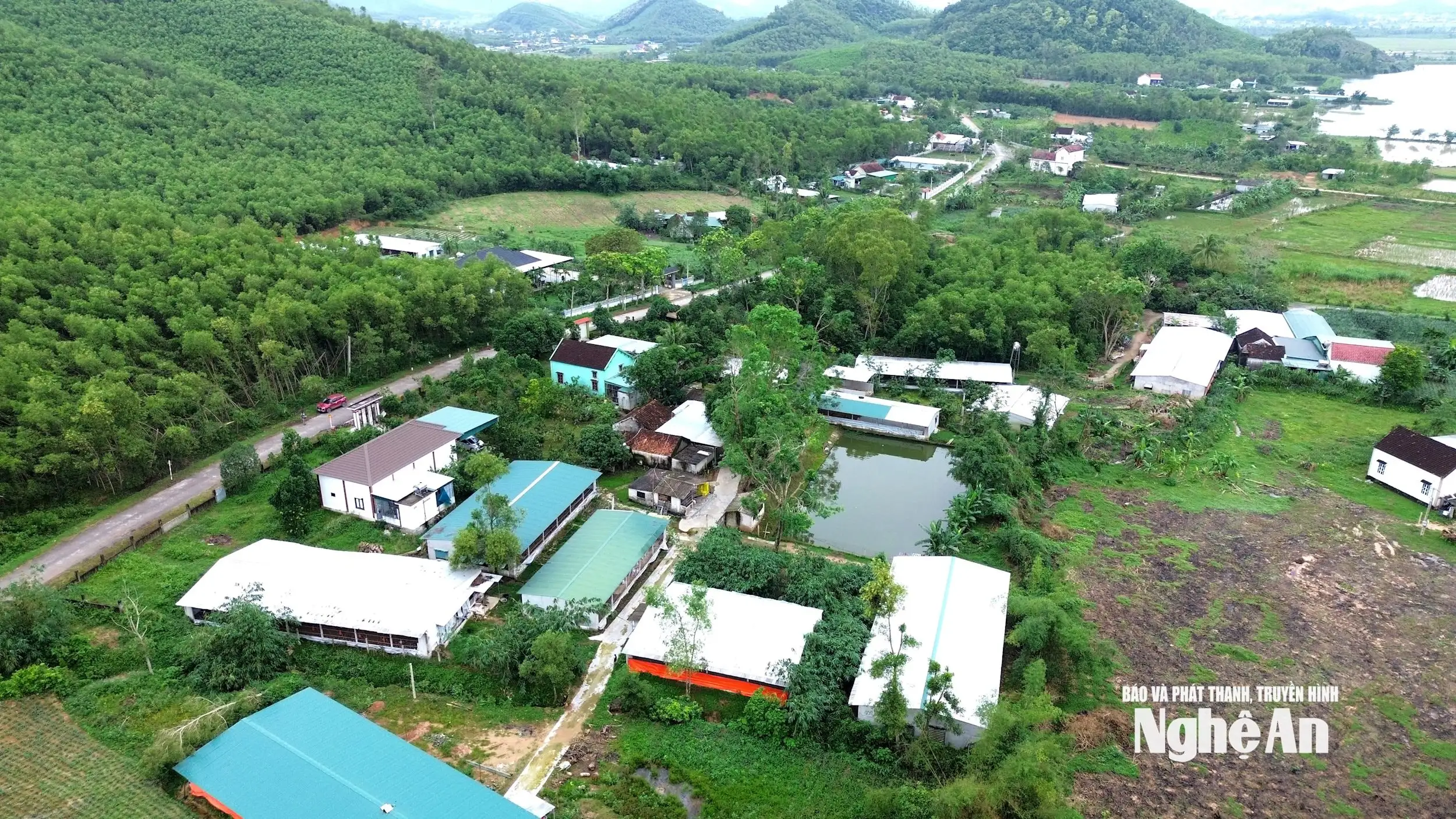 Chăn nuôi gà bằng đệm lót sinh học, mô hình kinh tế tuần hoàn trong xây dựng nông thôn mới ở xã Bình Minh