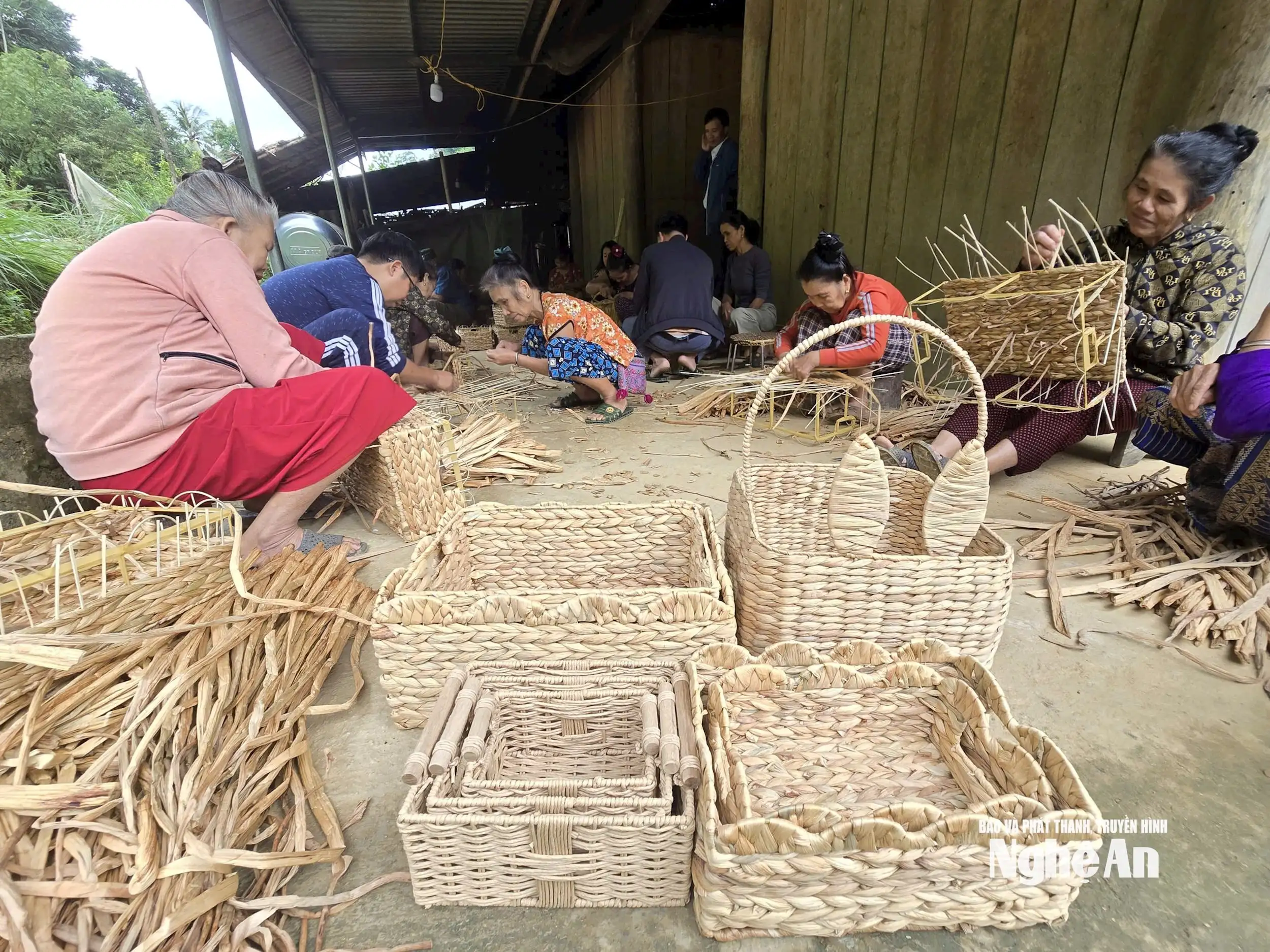 Lãnh đạo xã vùng cao Nghệ An mang nghề đan bèo tây về cho người cao tuổi