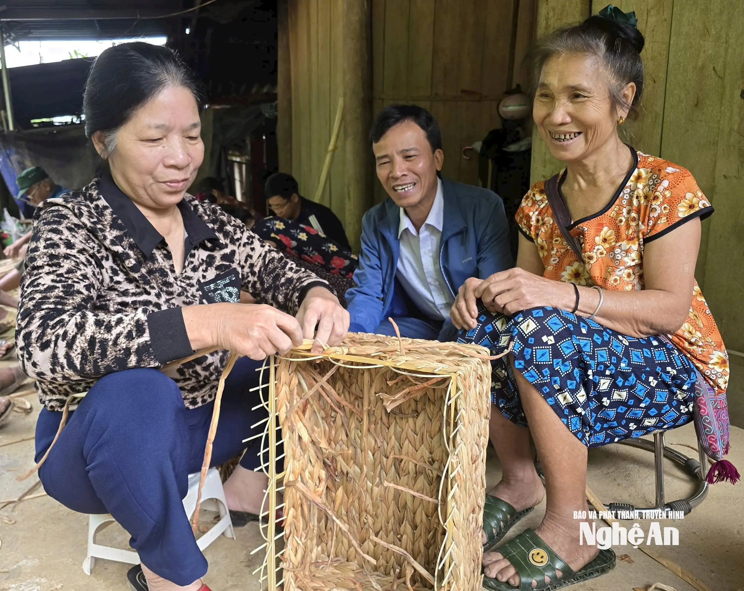 Lãnh đạo xã vùng cao Nghệ An mang nghề đan bèo tây về cho người cao tuổi