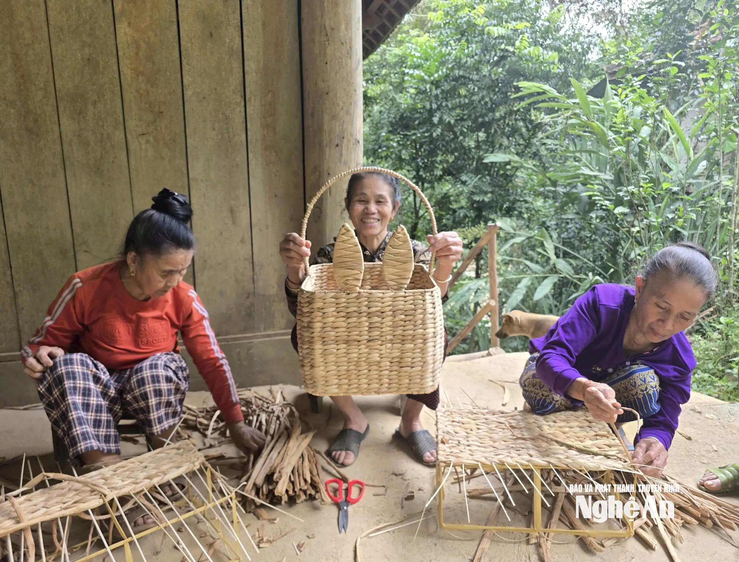 Lãnh đạo xã vùng cao Nghệ An mang nghề đan bèo tây về cho người cao tuổi