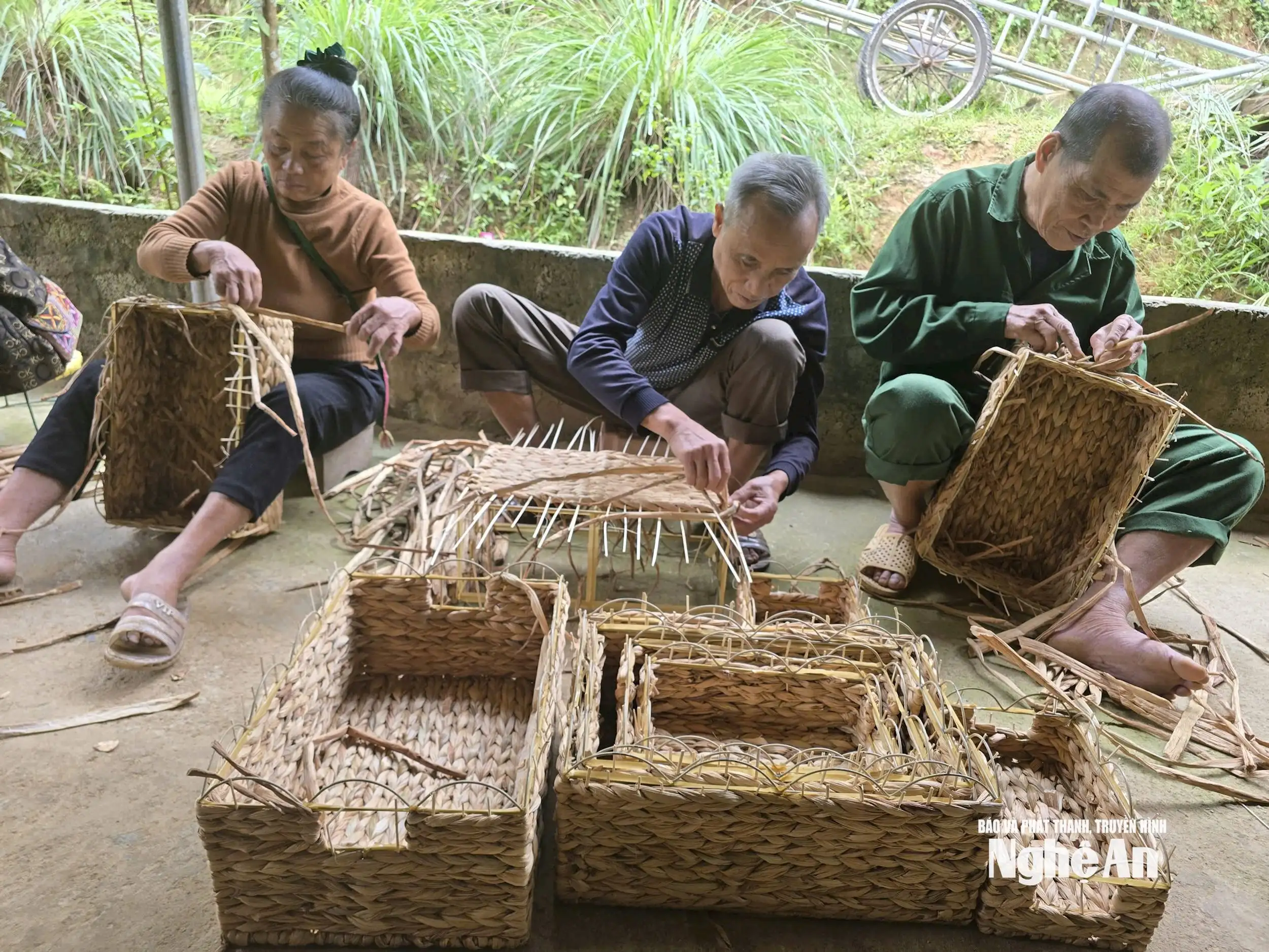 Lãnh đạo xã vùng cao Nghệ An mang nghề đan bèo tây về cho người cao tuổi