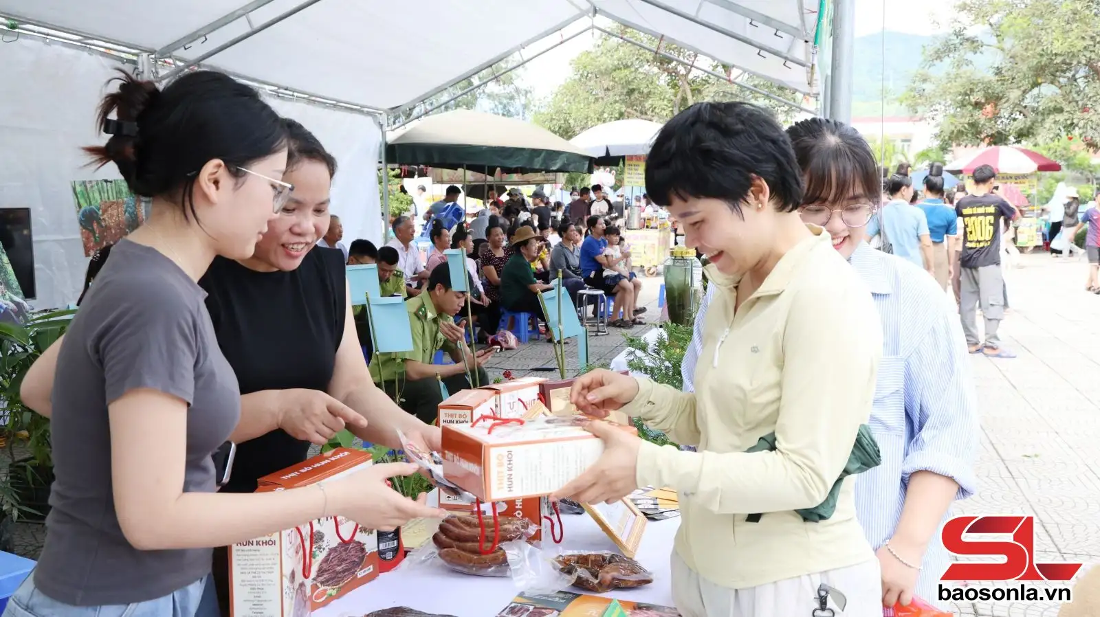 Mang sản phẩm đi xa, mang văn hóa đi cùng