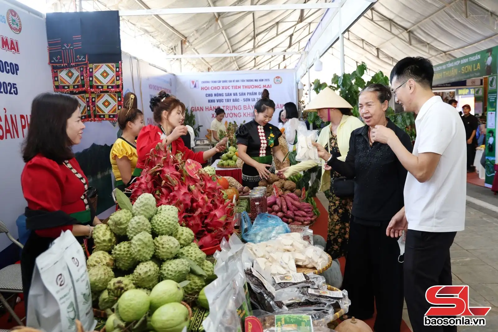 Mang sản phẩm đi xa, mang văn hóa đi cùng