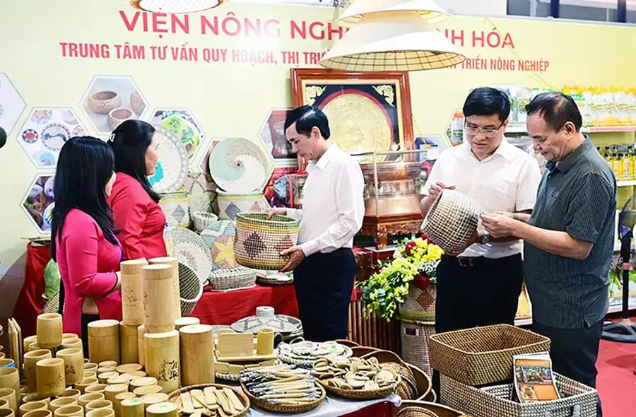 “Mở lối” tiêu thụ nông sản, sản phẩm làng nghề qua “kênh” hội chợ