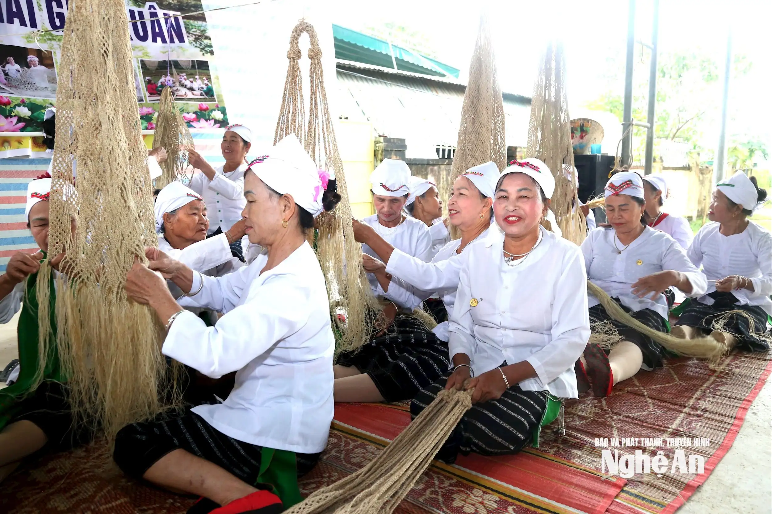 Từ khung cửi đến nông thôn mới &#8211; hành trình giữ sắc Thổ bằng sợi võng gai