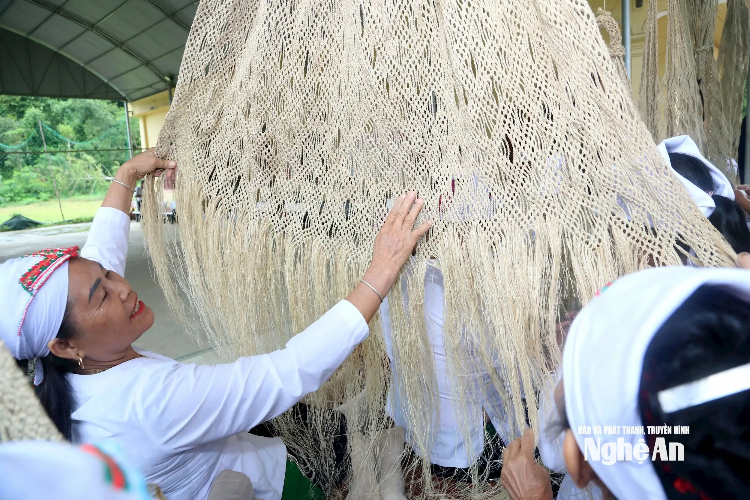 Từ khung cửi đến nông thôn mới &#8211; hành trình giữ sắc Thổ bằng sợi võng gai