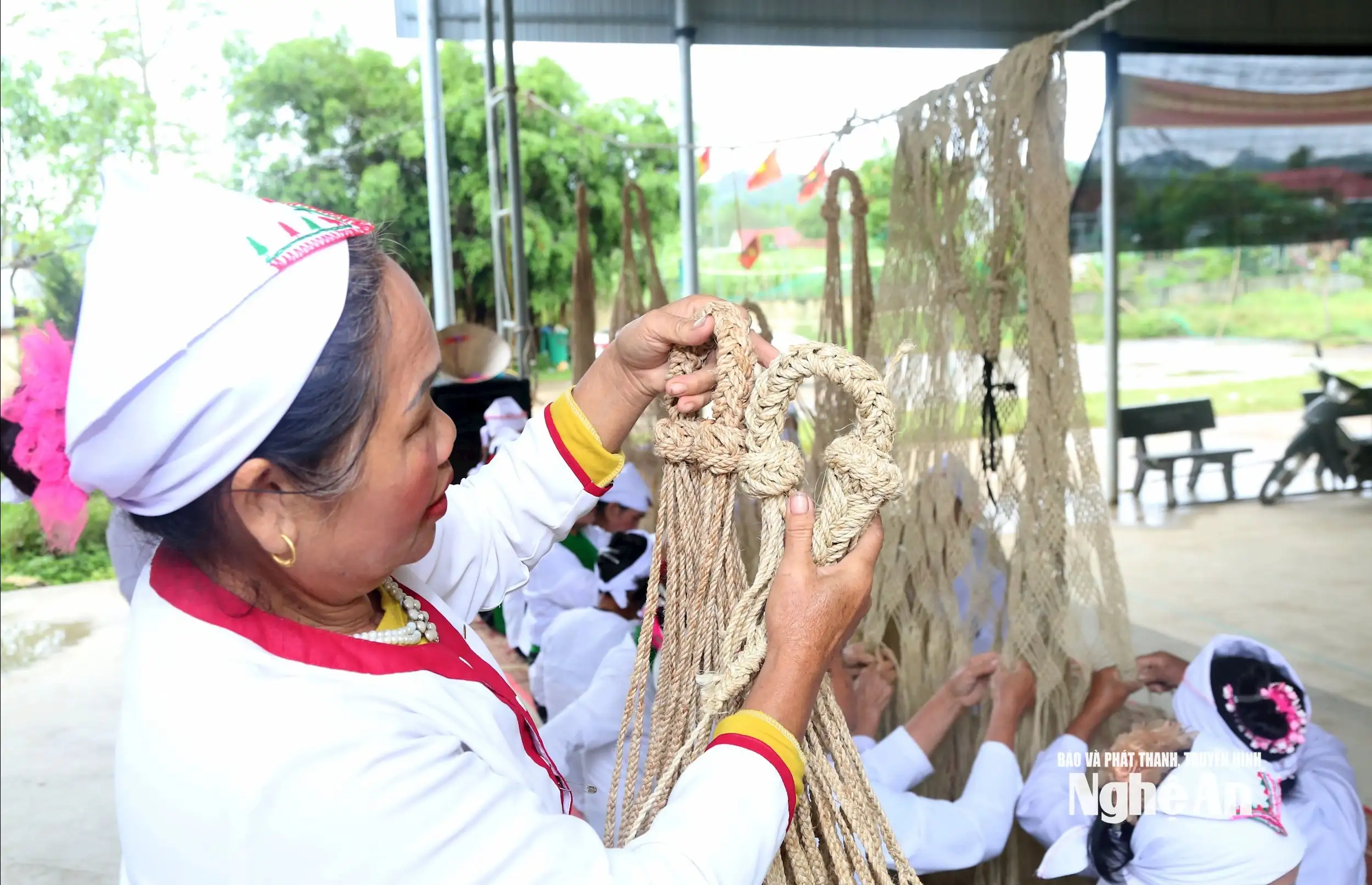 Từ khung cửi đến nông thôn mới &#8211; hành trình giữ sắc Thổ bằng sợi võng gai