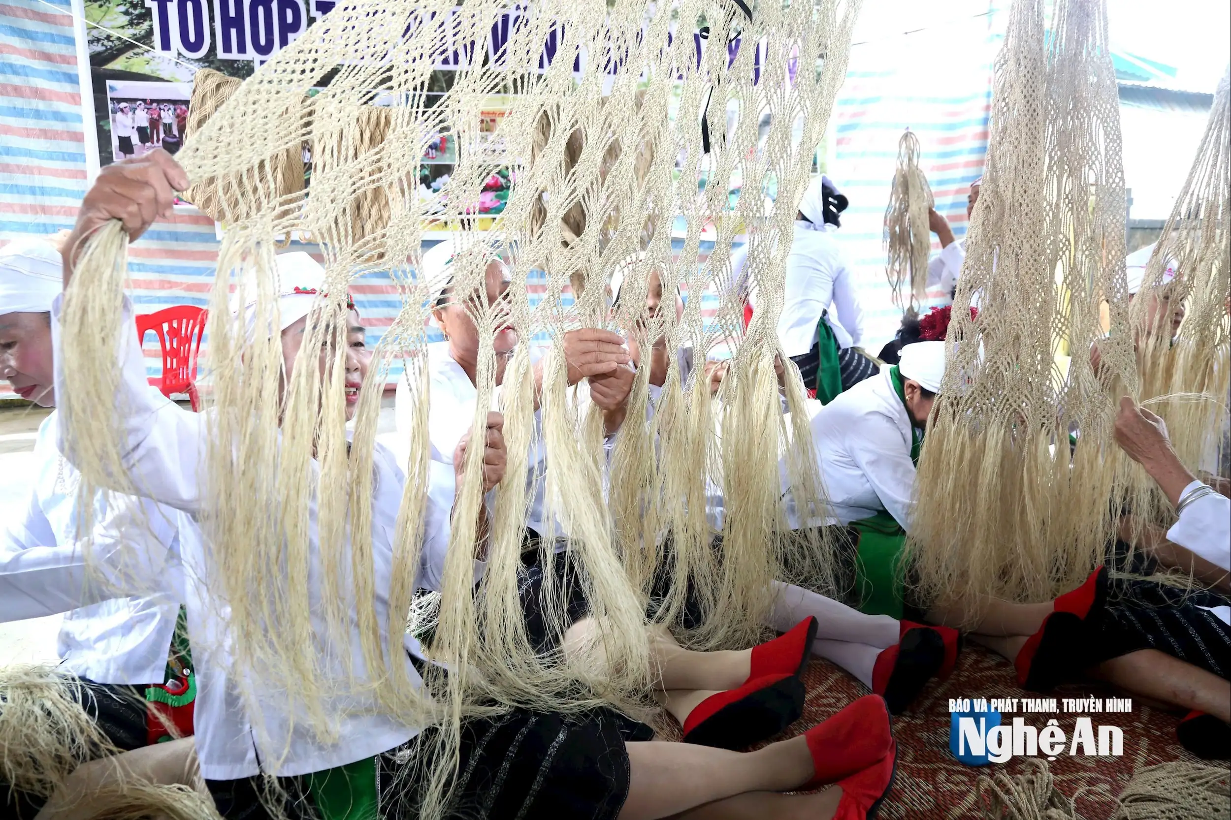 Từ khung cửi đến nông thôn mới &#8211; hành trình giữ sắc Thổ bằng sợi võng gai