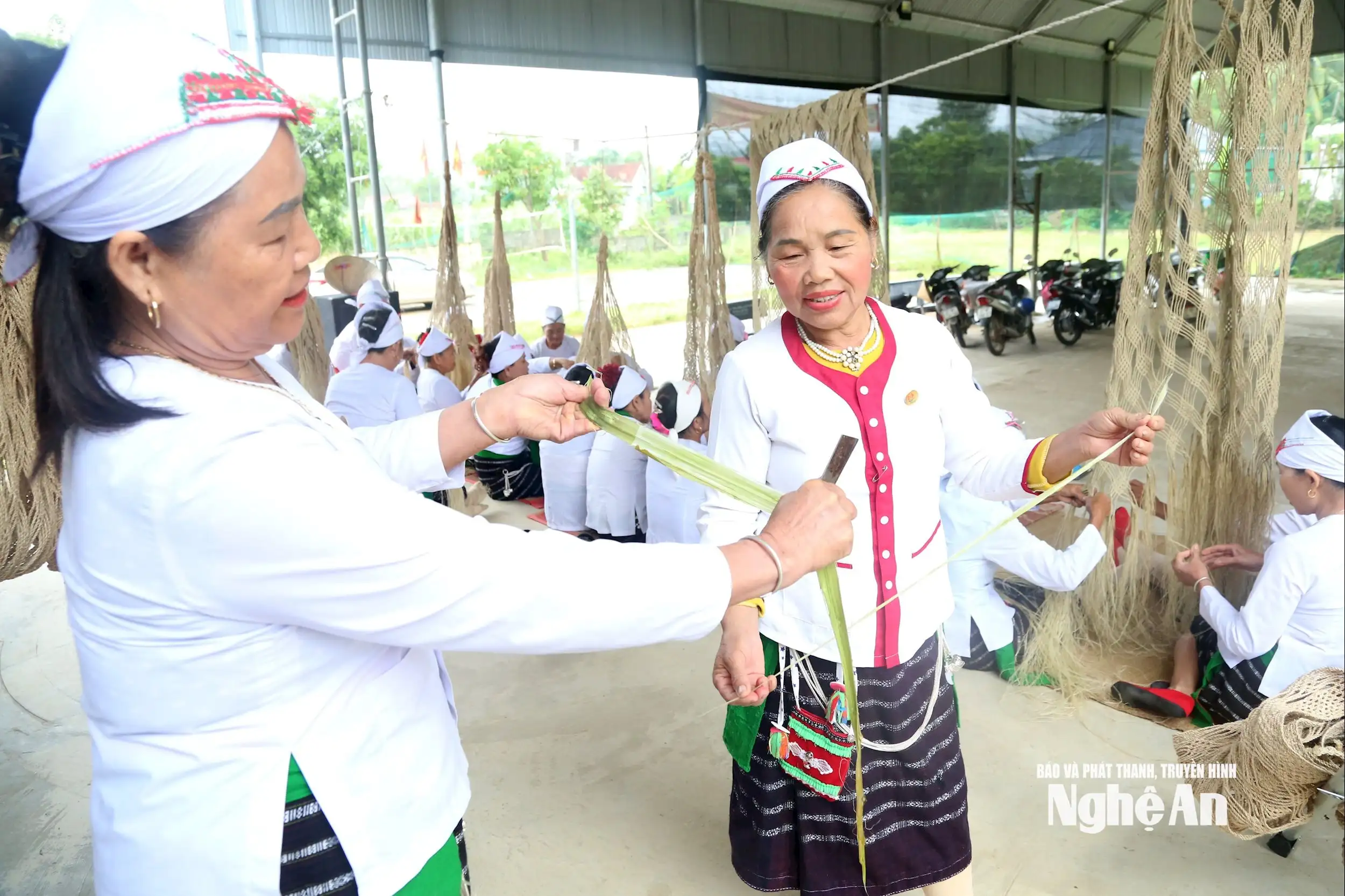 Từ khung cửi đến nông thôn mới &#8211; hành trình giữ sắc Thổ bằng sợi võng gai