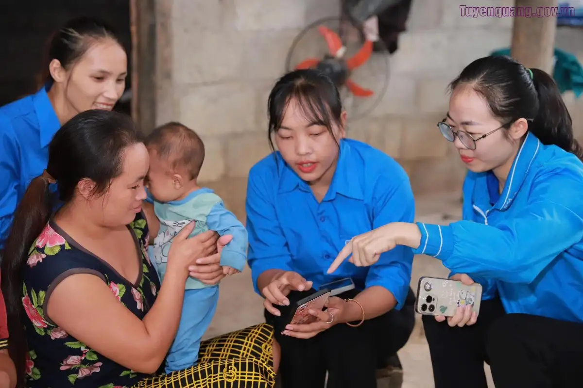 Chuyển đổi số để xóa “nghèo thông tin”