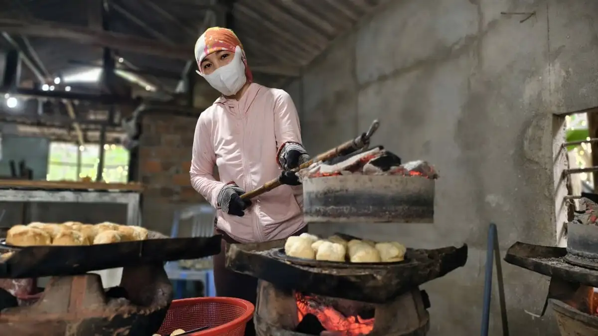 Giữ hồn bánh truyền thống trong nhịp Tết quê