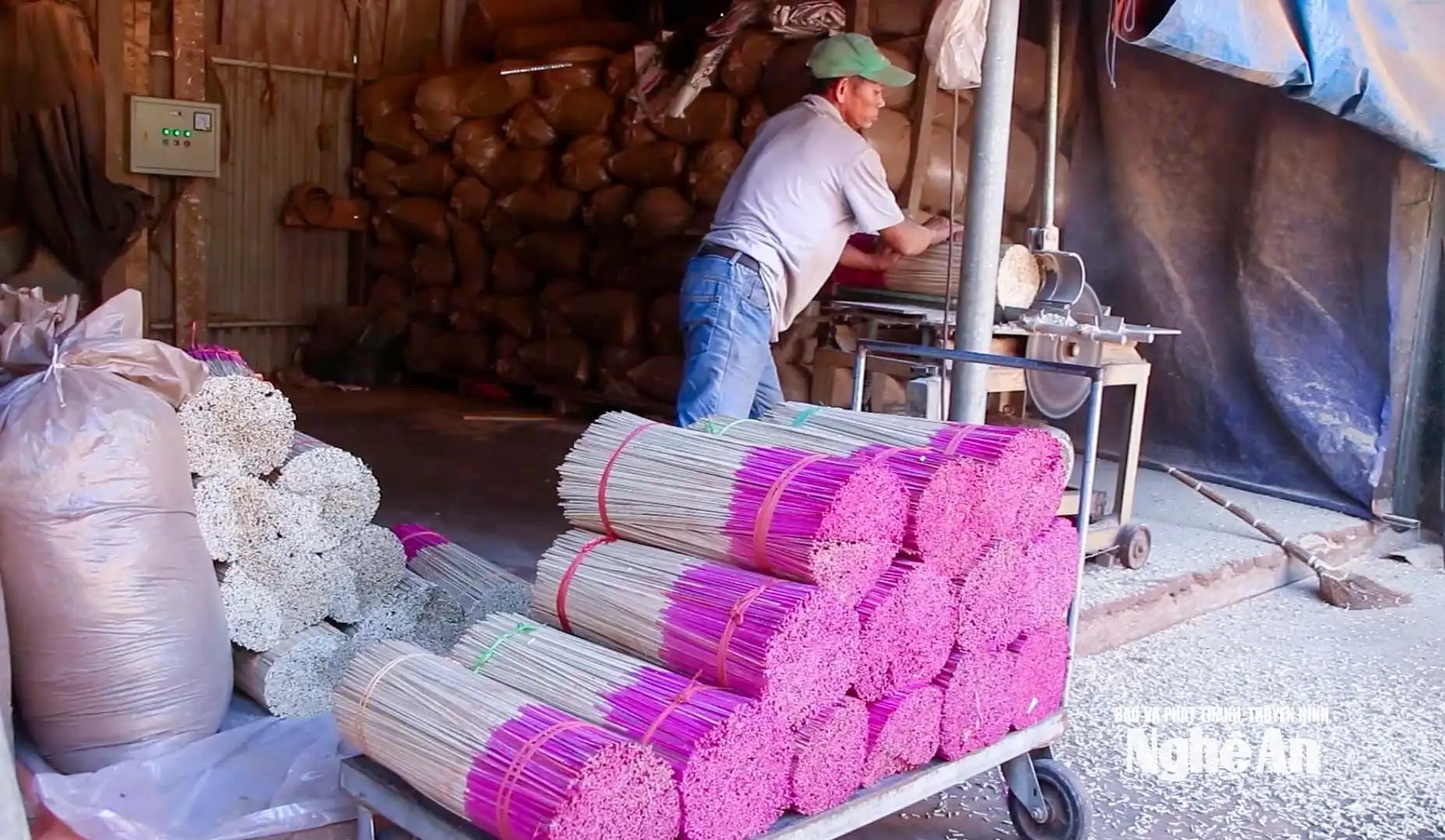 Giữ nghề hương trầm góp phần xây dựng nông thôn mới ở miền Tây xứ Nghệ