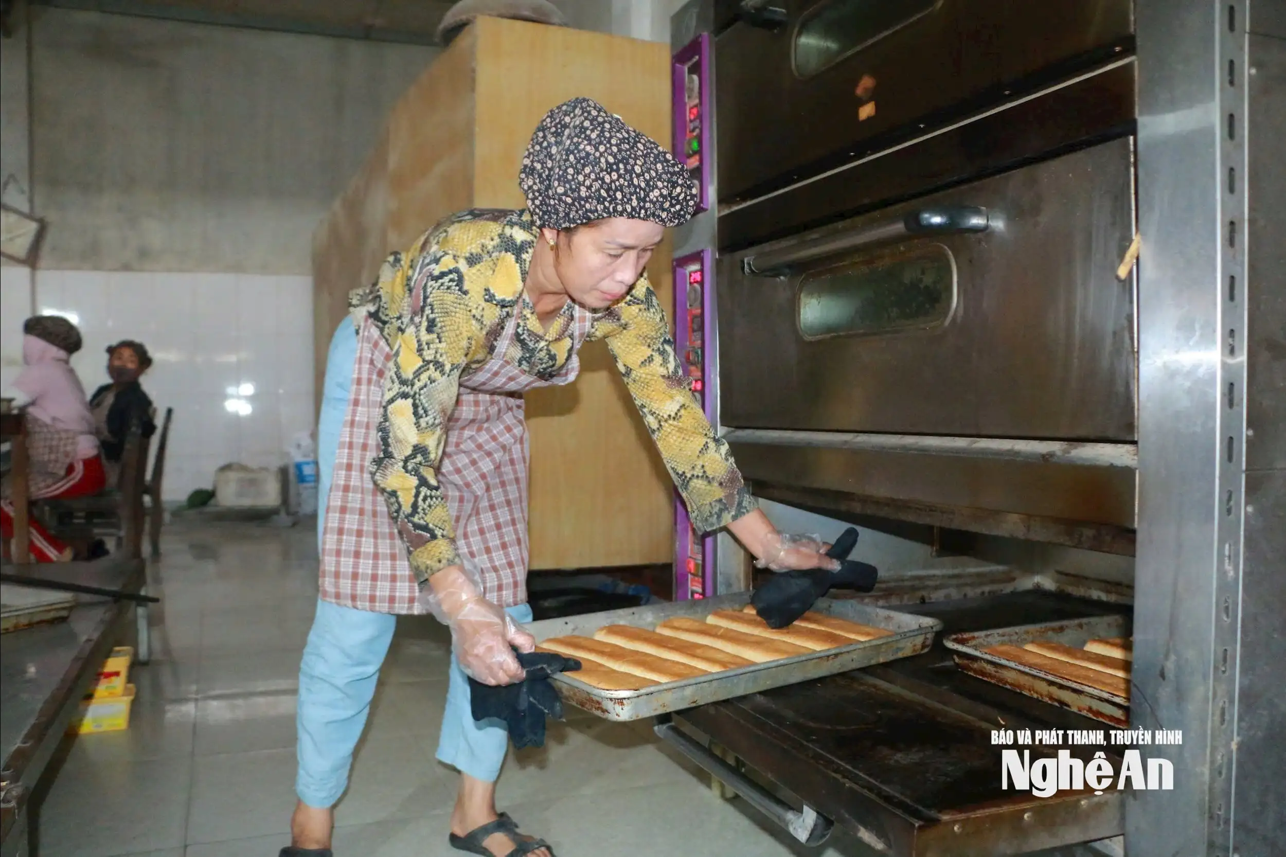 Người đưa nghề bánh nướng về làng, mở lối sinh kế nông thôn mới ở Văn Hiến