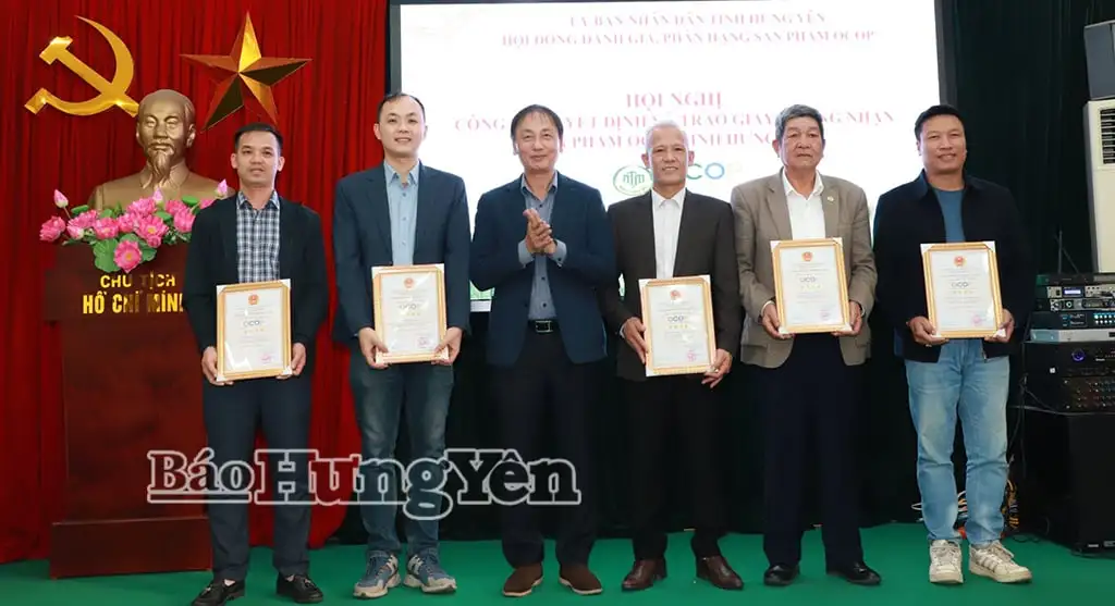 Trao giấy chứng nhận 44 sản phẩm OCOP năm 2025