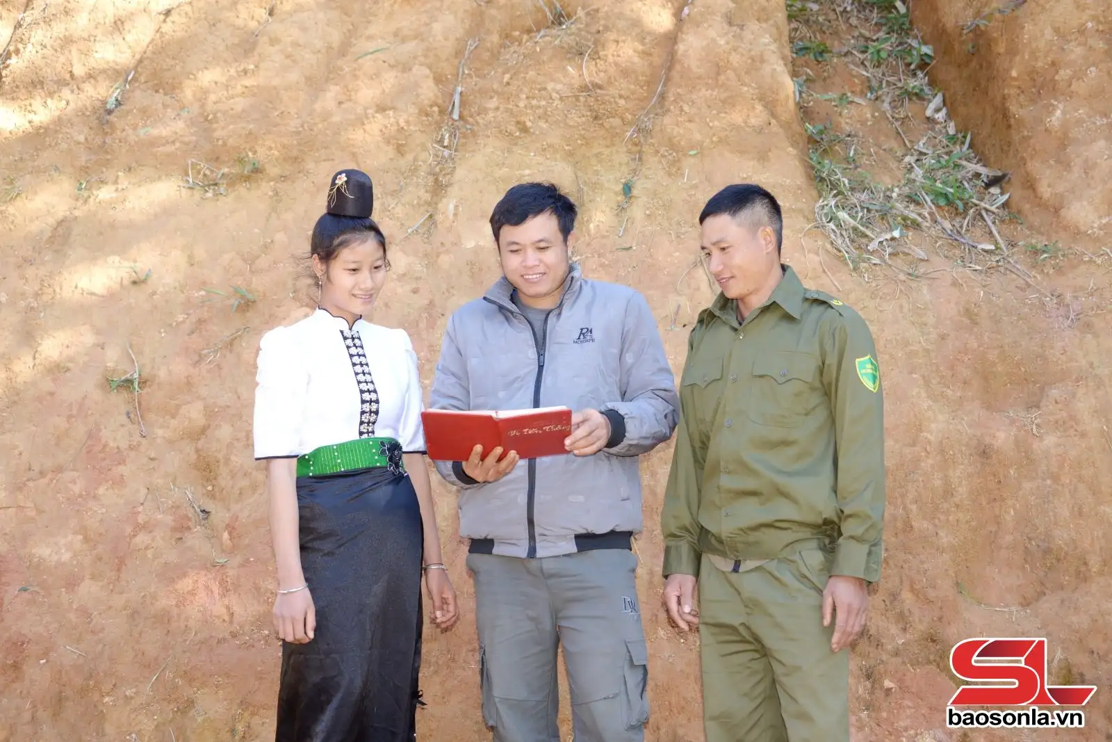 Tự lực thoát nghèo thứ tư, ngày 21/01/2026 – 10:03 Những ngày đầu năm, chúng tôi trở lại các bản vùng cao của xã Yên Sơn, thăm lại các gia đình tự nguyện viết đơn xin khỏi danh sách hộ nghèo, nhường sự hỗ trợ cho những gia đình khó khăn hơn. Play 00:00 04:04 00:00 Giọng nữ Một góc bản Nà Dạ, xã Yên Sơn. Từ trung tâm xã Yên Sơn, theo tuyến bê tông kiên cố hơn 20 km, chúng tôi đến bản Nà Dạ, thăm gia đình anh Vì Văn Thắng, một trong 50 hộ Xinh Mun của bản xin thoát nghèo năm 2024. Trong căn nhà sàn truyền thống, anh Thắng chia sẻ lý do xin thoát nghèo: Trước đây, nhà tôi thuộc hộ nghèo, quanh năm chỉ trông vào ngô, sắn, thu chẳng được bao nhiêu. Cách đây khoảng 5 năm, được cán bộ xã hướng dẫn chuyển đổi cây trồng, tôi mới mạnh dạn trồng 100 cây mận, nuôi 10 con lợn, con bò. Đến năm 2024, tôi tiếp tục vay 100 triệu đồng của Ngân hàng Chính sách để đầu tư trồng thêm 2.000 cây cà phê. Bản thân là đảng viên, với mong muốn trở thành tấm gương để bà con noi theo. Vì vậy, tôi quyết định viết đơn xin thoát nghèo. Thoát nghèo để mình có động lực phấn đấu hơn. Ông Vì Văn An, Bí thư chi bộ, Trưởng bản Nà Dạ cho biết: Bản hiện có 202 hộ, 830 nhân khẩu. Năm 2024, bản có 50 hộ tự nguyện xin thoát nghèo, thoát cận nghèo, tạo hiệu ứng lan tỏa tích cực trong cộng đồng. Từ chỗ trông chờ, ỷ lại vào chính sách hỗ trợ, nay bà con đã chủ động vươn lên, coi thoát nghèo là niềm tự hào; phong trào thi đua lao động sản xuất được đẩy mạnh. Hằng năm, nhân dân tập trung thâm canh 52,6 ha cây lương thực, 30,6 ha cây ăn quả; trồng mới hơn 4.000 cây cà phê; nuôi hơn 3.000 con gia súc, gia cầm. Ngoài ra, bản có 10 lao động làm việc tại các doanh nghiệp trong và ngoài địa bàn, góp phần nâng cao thu nhập, giảm nghèo. Từ 145 hộ nghèo, cận nghèo năm 2020, đến nay bản chỉ còn 67 hộ. Nhân dân bản Keo Đồn tìm hiểu kỹ thuật sản xuất trên internet. Còn ở bản Keo Đồn, gia đình anh Sồng Lao Thông cũng là một trong 5 hộ của bản tự nguyện viết đơn xin ra khỏi danh sách hộ nghèo. Dẫn chúng tôi đi thăm khu ươm cây giống cà phê, anh Thông tâm sự: Được Nhà nước hỗ trợ giống, kỹ thuật, gia đình trồng hơn 2 ha ngô, thu 12 tấn hạt mỗi năm; 150 cây cam cũng cho quả ngọt. Đàn lợn hơn 10 con, 6 con trâu mỗi năm sinh thêm 2 con. Thu nhập hằng năm hơn 150 triệu đồng. Dự kiến năm nay, gia đình sẽ chuyển đổi một số diện tích kém hiệu quả sang trồng cây cà phê. Từ năm 2024 đến nay, xã Yên Sơn có hơn 100 hộ tự viết đơn xin thoát nghèo, các gia đình nỗ lực lao động sản xuất, áp dụng khoa học kỹ thuật, sử dụng có hiệu quả nguồn vốn vay với quyết tâm thoát nghèo bền vững. Nhiều hộ đã mạnh dạn đầu tư mở rộng sản xuất nông nghiệp theo hướng hàng hóa như trồng cây ăn quả, chăn nuôi gia súc, gia cầm, phát triển kinh tế vườn rừng hoặc tham gia các mô hình liên kết sản xuất. Không ít hộ có thêm thu nhập từ lao động ngoài nông nghiệp, đi làm tại các doanh nghiệp, cơ sở sản xuất trong và ngoài địa bàn. Đời sống vật chất được nâng lên, nhà cửa được sửa sang, con em được quan tâm hơn đến việc học tập, chăm sóc y tế, từng bước tiếp cận các dịch vụ xã hội cơ bản. Chi bộ, Ban Quản lý bản Nà Dạ vận động nhân dân chuyển đổi cơ cấu cây trồng. Ông Lò Thế Thi, Chủ tịch UBND xã Yên Sơn, thông tin: Những hộ viết đơn xin ra khỏi danh sách hộ nghèo không hẳn vì đã thực sự hết khó khăn, nhưng các hộ có ý thức vươn lên, xóa bỏ tư tưởng trông chờ ỷ lại vào Nhà nước. Từ những lá đơn đó đã tạo hiệu ứng tích cực, đẩy mạnh phong trào thi đua phát triển kinh tế, triển khai hiệu quả chương trình giảm nghèo bền vững trên địa bàn xã. Đến hết năm 2025, tỷ lệ hộ nghèo đa chiều của xã giảm còn 32,7%, trong đó hộ nghèo chiếm 20,6%, hộ cận nghèo 12,1%; bình quân mỗi năm xã giảm 2,3% hộ nghèo, cận nghèo; thu nhập bình quân đầu người đạt 21,7 triệu đồng/năm. Giúp các hộ thoát nghèo bền vững, xã Yên Sơn tiếp tục đẩy mạnh tuyên truyền, đối thoại với nhân dân về chính sách giảm nghèo; phân công đảng viên trực tiếp hỗ trợ hộ nghèo, phát huy vai trò các hội, đoàn thể trong ủy thác vốn vay ưu đãi, giúp nhân dân đầu tư sản xuất. Các hộ mới thoát nghèo được ưu tiên hỗ trợ sinh kế, cây, con giống, hạn chế tái nghèo. Đồng thời, xã thực hiện đầy đủ chính sách dân tộc, an sinh xã hội, chăm lo đối tượng yếu thế, tạo điều kiện để người nghèo tiếp cận dịch vụ xã hội cơ bản, khuyến khích tinh thần tự lực, hướng tới giảm nghèo bền vững. Câu chuyện về những lá đơn xin thoát nghèo là niềm tự hào của người dân vùng đất Yên Sơn, minh chứng cho ý chí, cho tinh thần tự lực của người vùng cao đang từng ngày làm chủ cuộc sống.