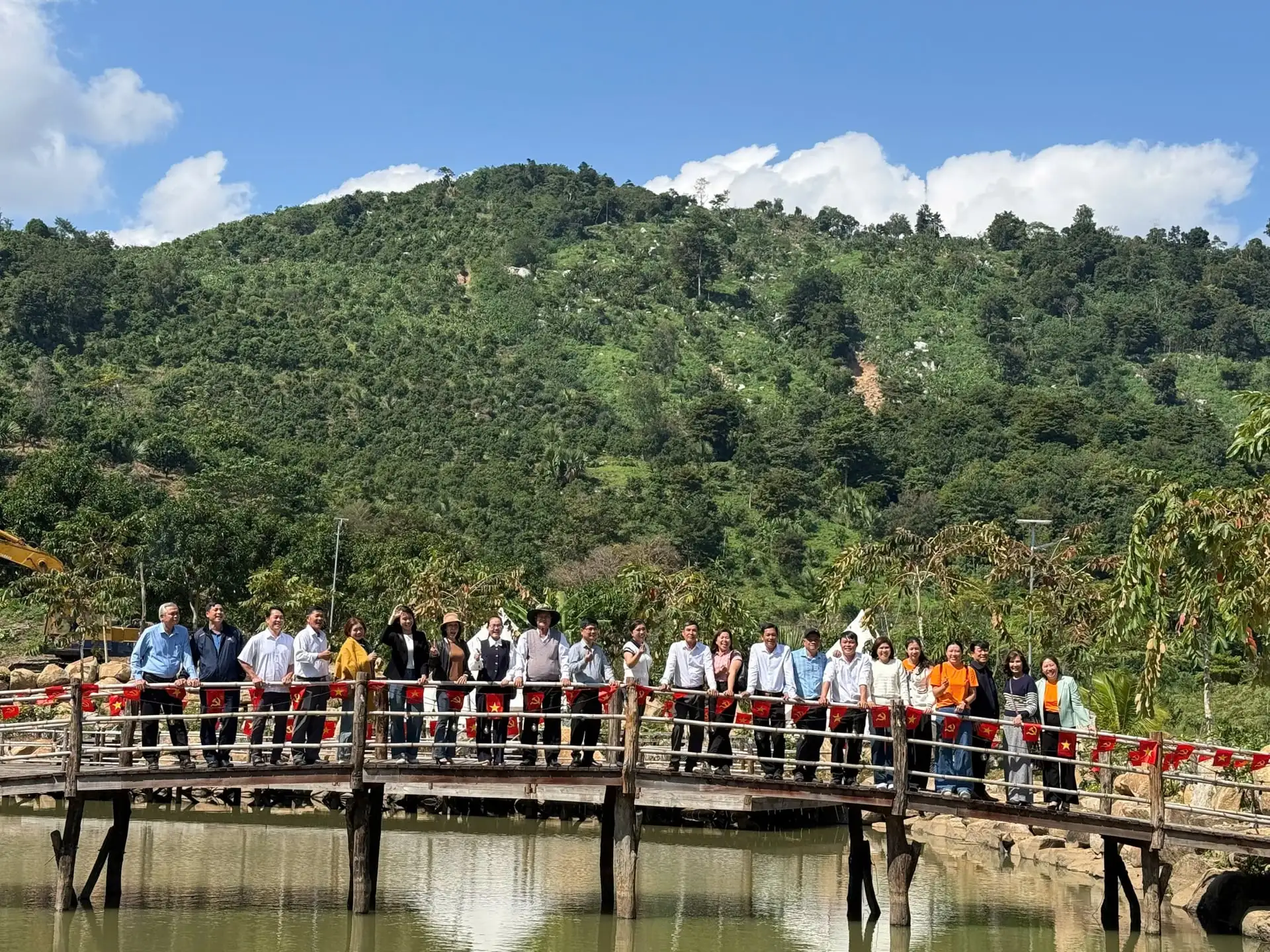 Tỷ phú nông dân Khánh Hòa nắm bí quyết cải tạo đất bạc màu làm nông nghiệp khép kín gắn với du lịch đạt giải cao