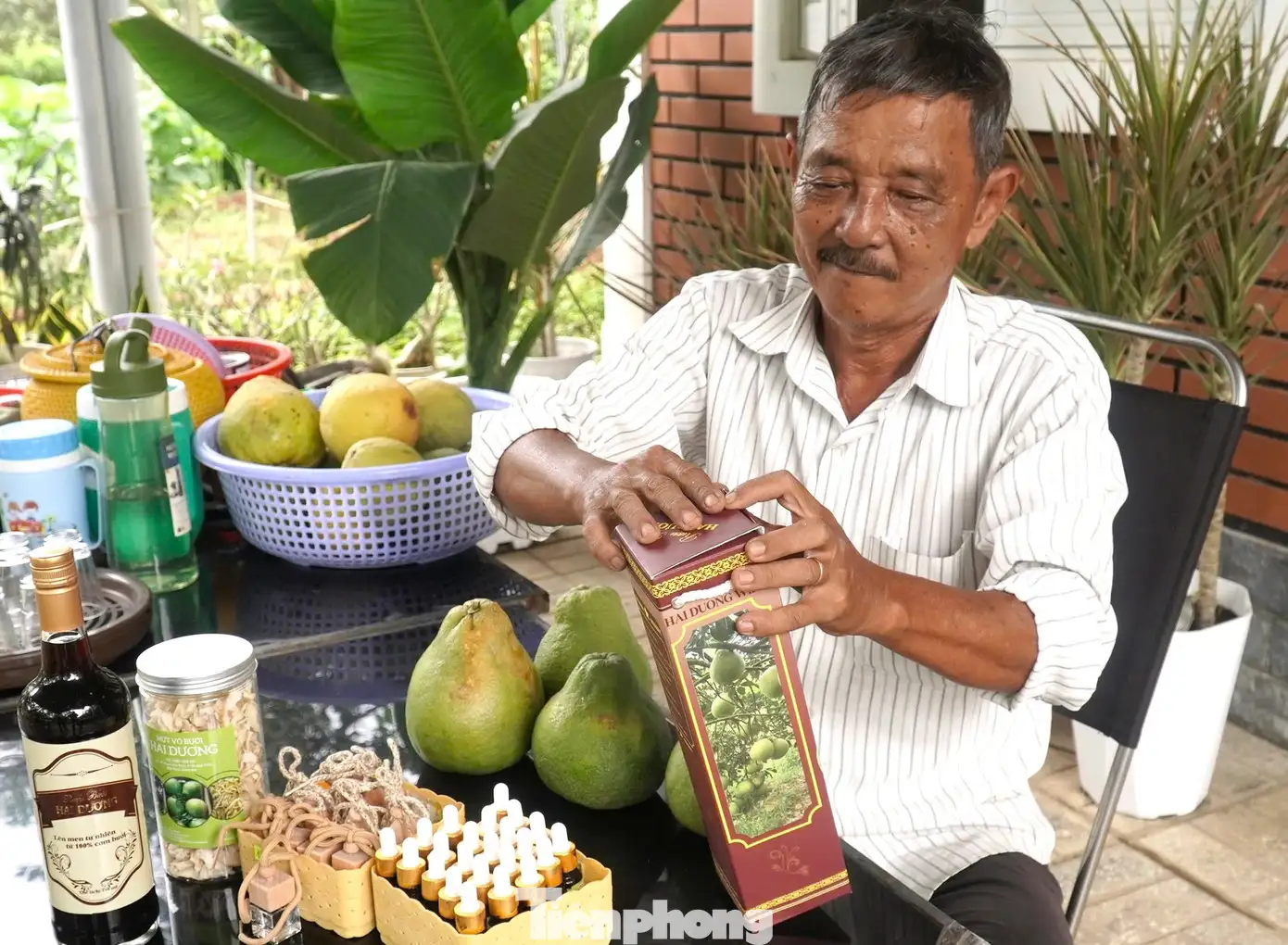 Về Làng thông minh xem nông dân chăm bưởi sạch phục vụ Tết