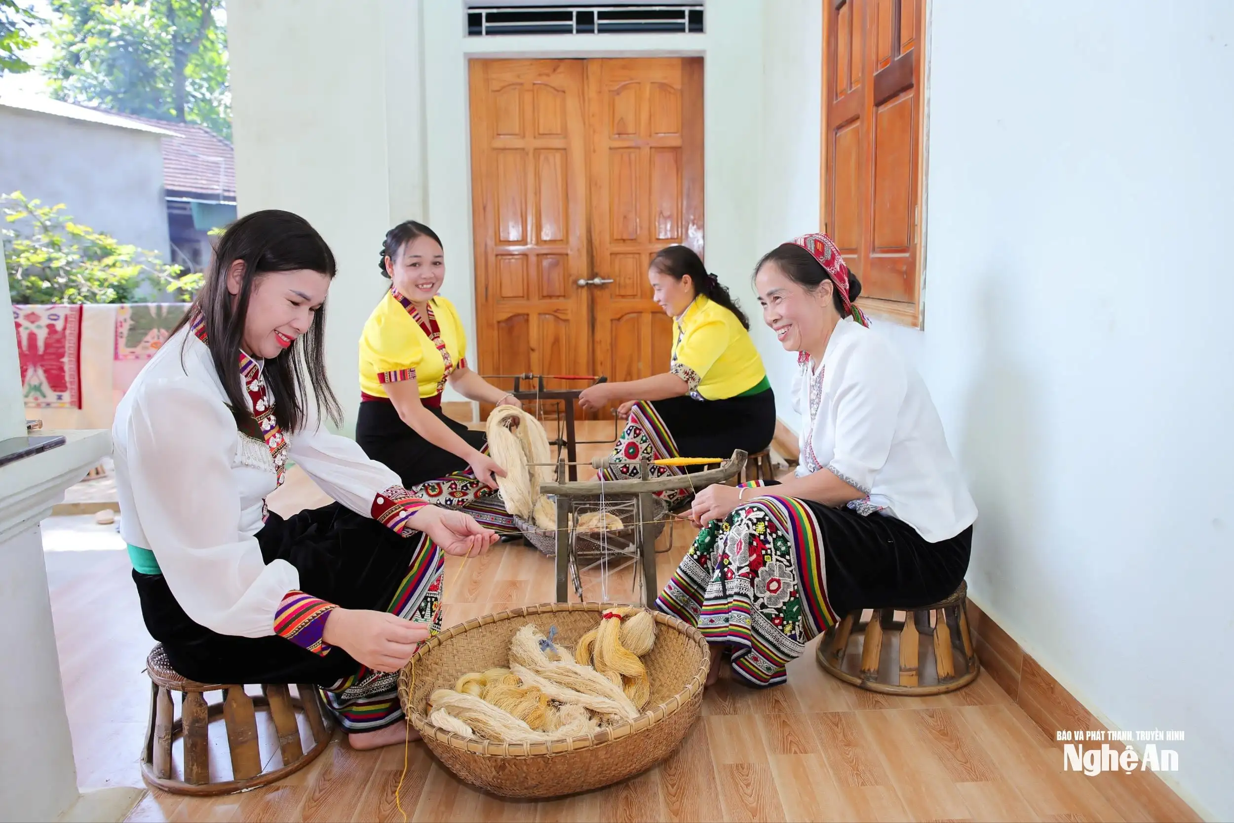 Về Tà Lạnh nghe nhịp tằm tang