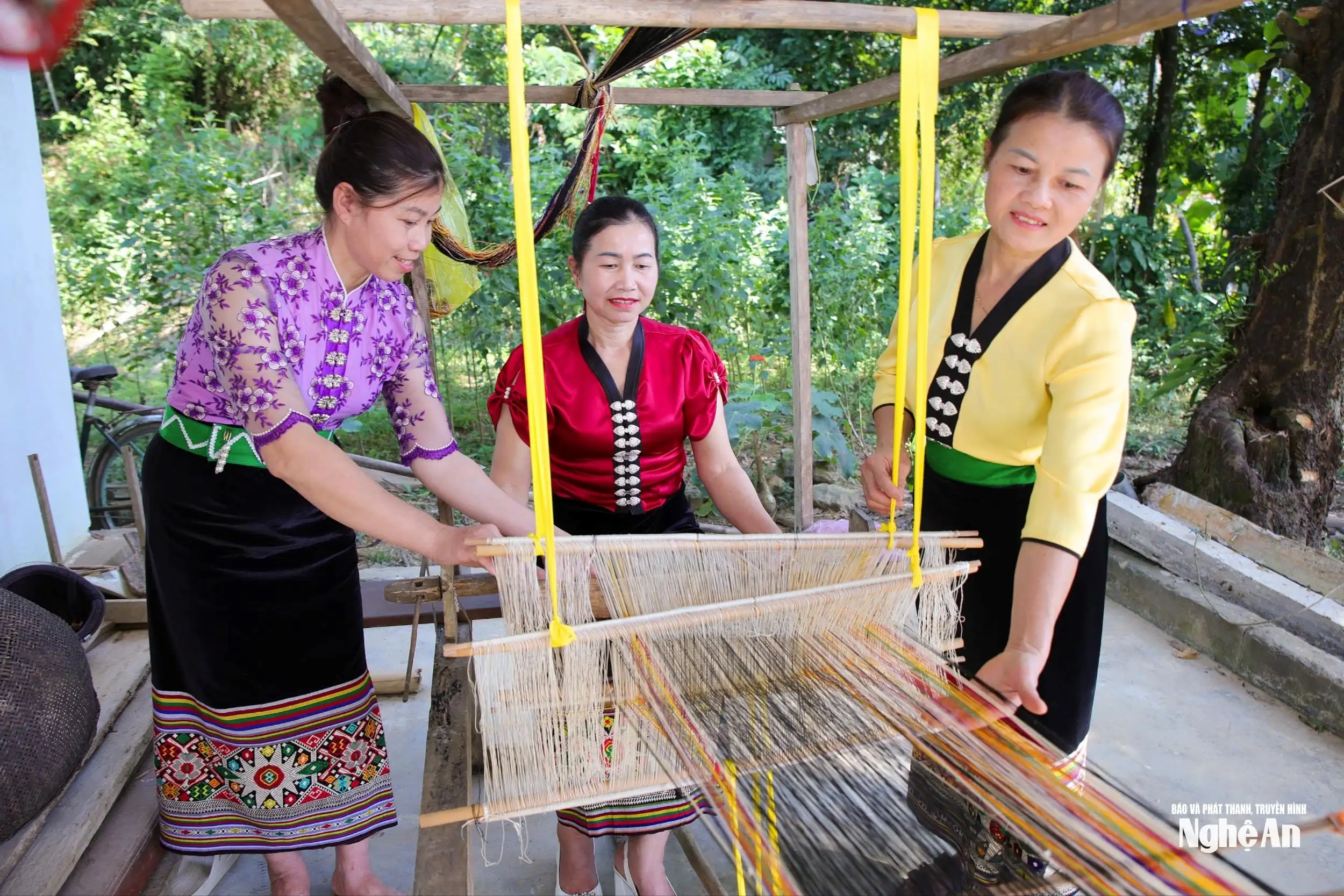 Về Tà Lạnh nghe nhịp tằm tang