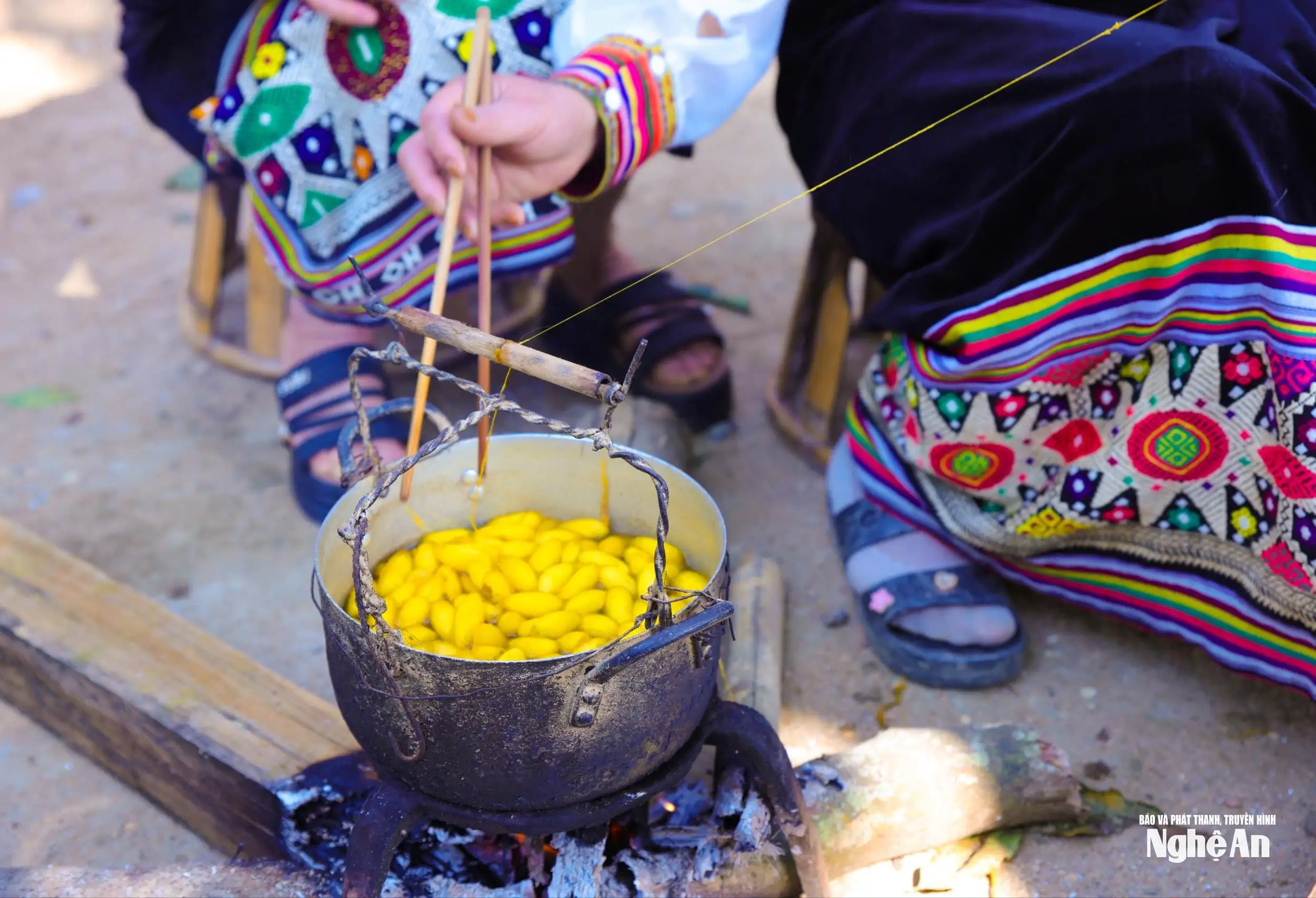 Về Tà Lạnh nghe nhịp tằm tang