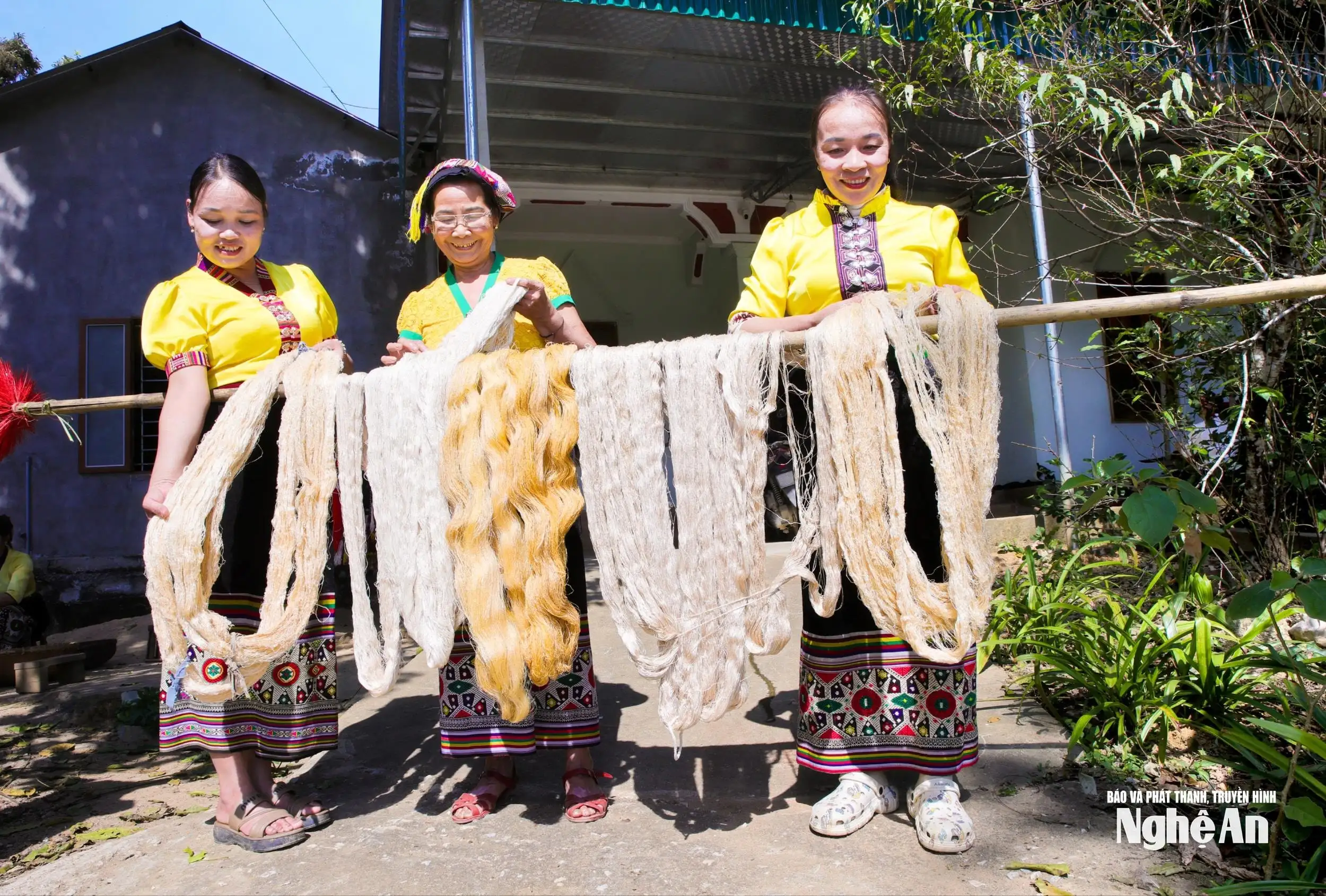 Về Tà Lạnh nghe nhịp tằm tang