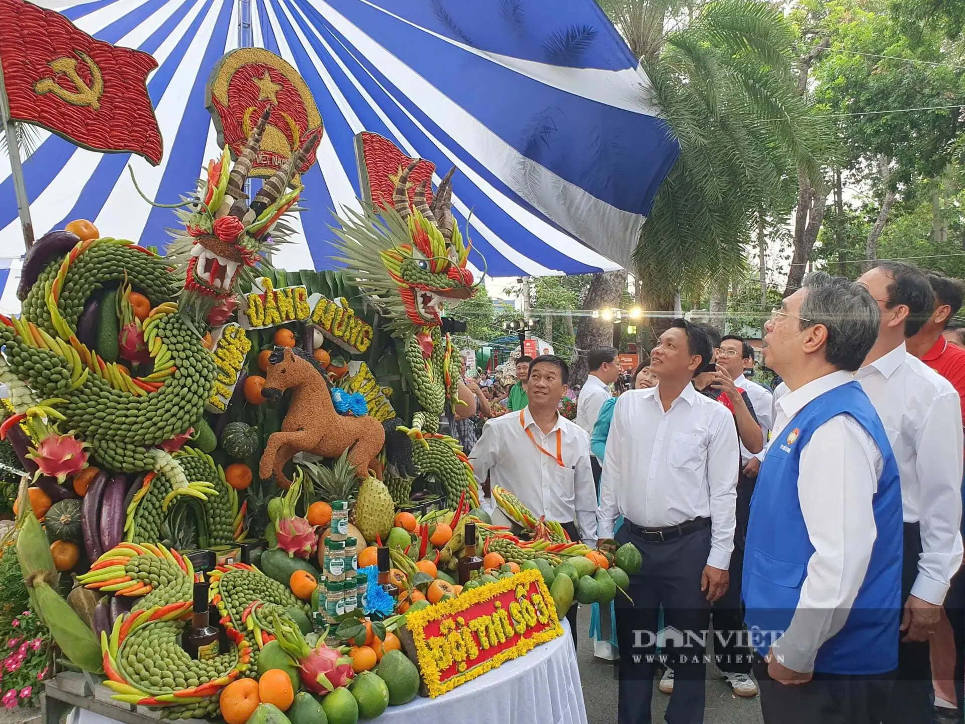 Chiêm ngưỡng tác phẩm trái cây độc đáo, toàn đặc sản, sản phẩm OCOP tại TP.HCM, khách nhìn là thích mê