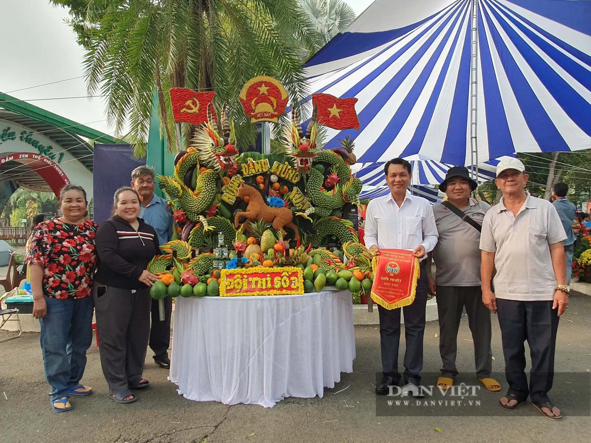Chiêm ngưỡng tác phẩm trái cây độc đáo, toàn đặc sản, sản phẩm OCOP tại TP.HCM, khách nhìn là thích mê