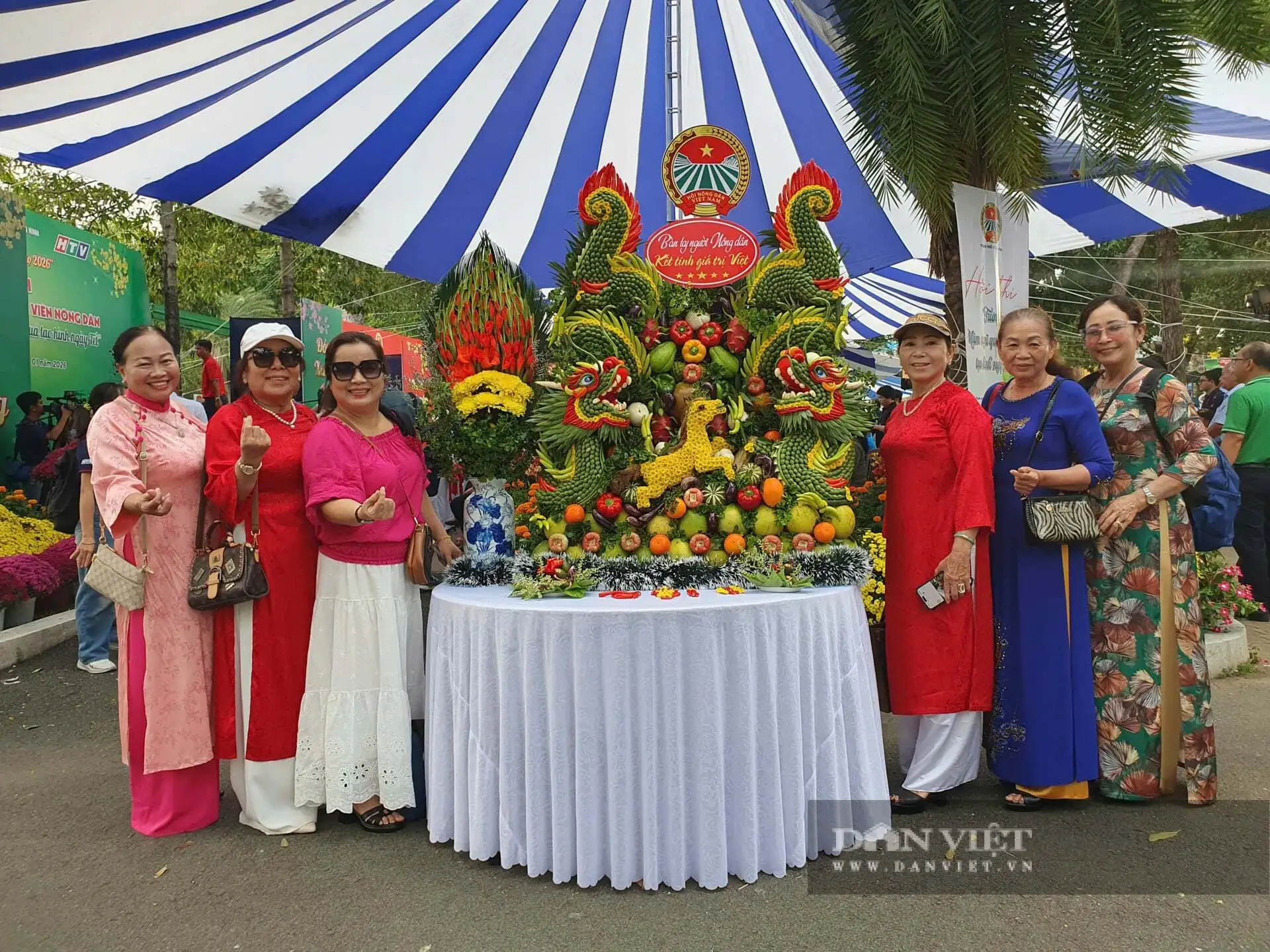 Chiêm ngưỡng tác phẩm trái cây độc đáo, toàn đặc sản, sản phẩm OCOP tại TP.HCM, khách nhìn là thích mê