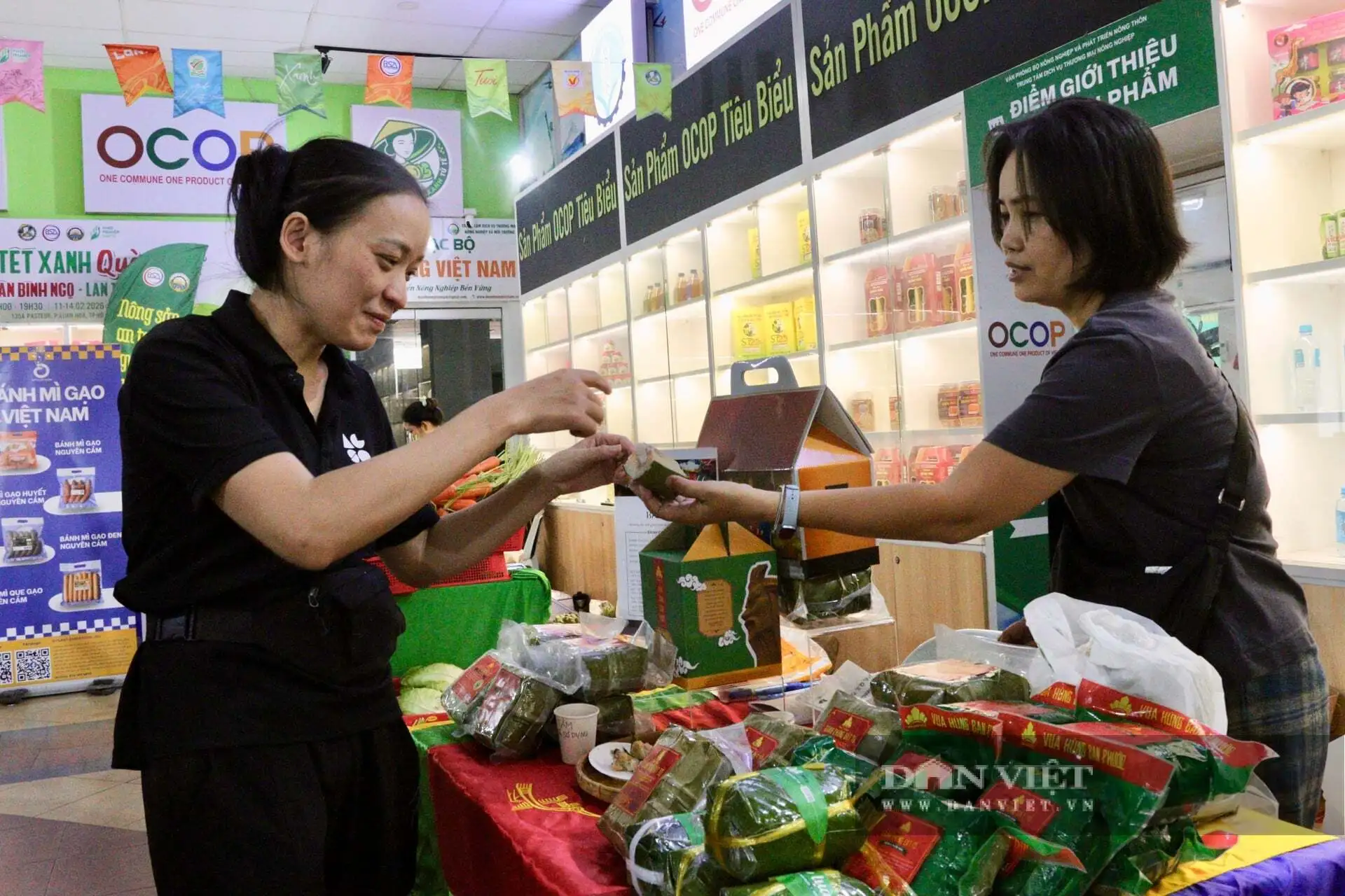 Chợ đặc biệt chỉ mở 4 ngày trước Tết, toàn đặc sản quê, OCOP 5 sao, dân Sài Gòn khen ngon nức nở