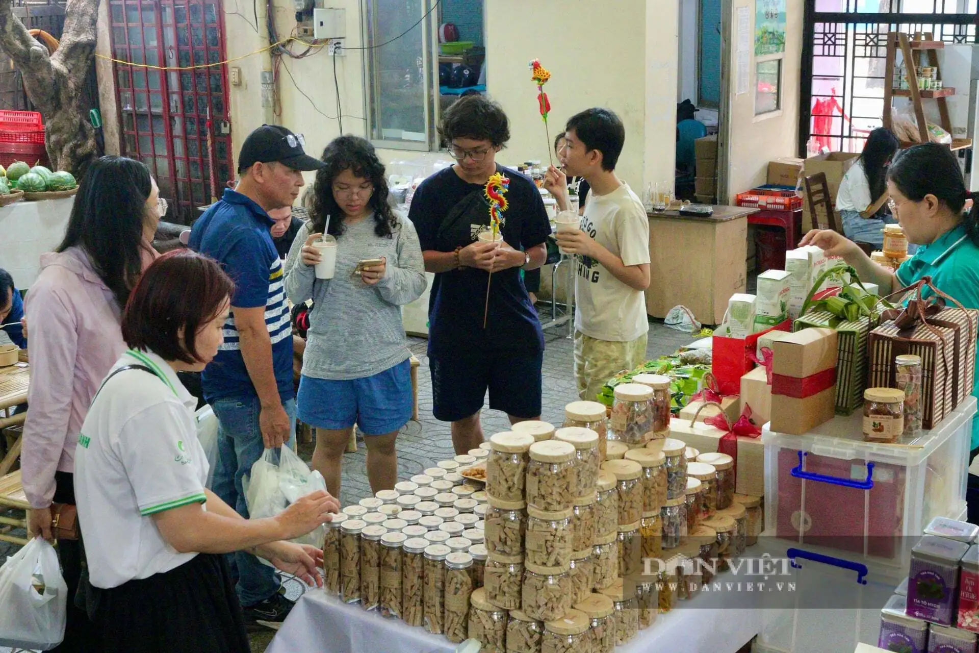 Chợ đặc biệt chỉ mở 4 ngày trước Tết, toàn đặc sản quê, OCOP 5 sao, dân Sài Gòn khen ngon nức nở