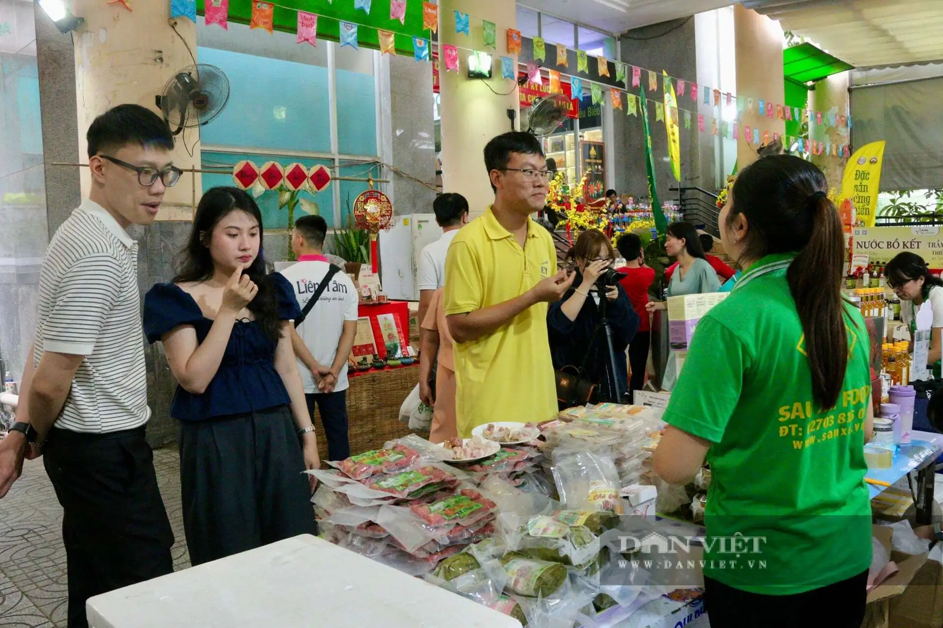 Chợ đặc biệt chỉ mở 4 ngày trước Tết, toàn đặc sản quê, OCOP 5 sao, dân Sài Gòn khen ngon nức nở