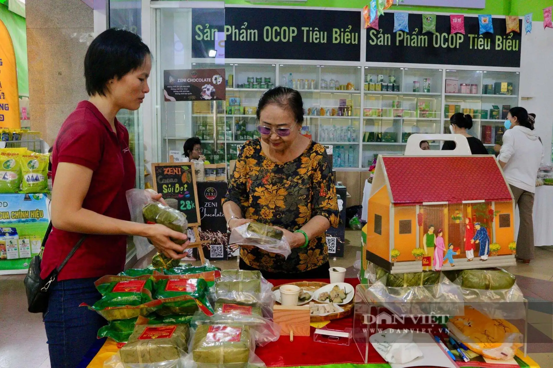 Chợ đặc biệt chỉ mở 4 ngày trước Tết, toàn đặc sản quê, OCOP 5 sao, dân Sài Gòn khen ngon nức nở