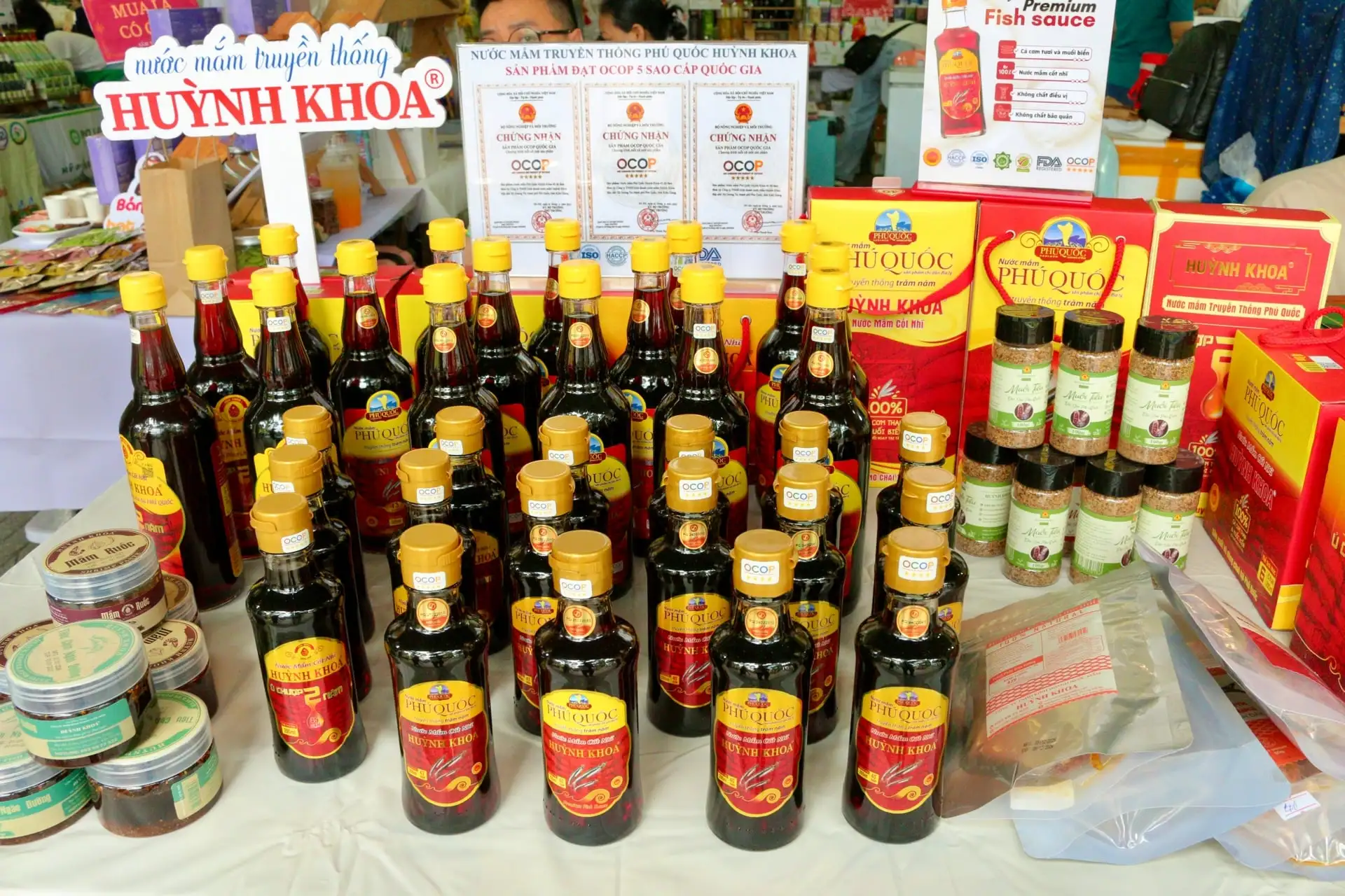 Chợ đặc biệt chỉ mở 4 ngày trước Tết, toàn đặc sản quê, OCOP 5 sao, dân Sài Gòn khen ngon nức nở