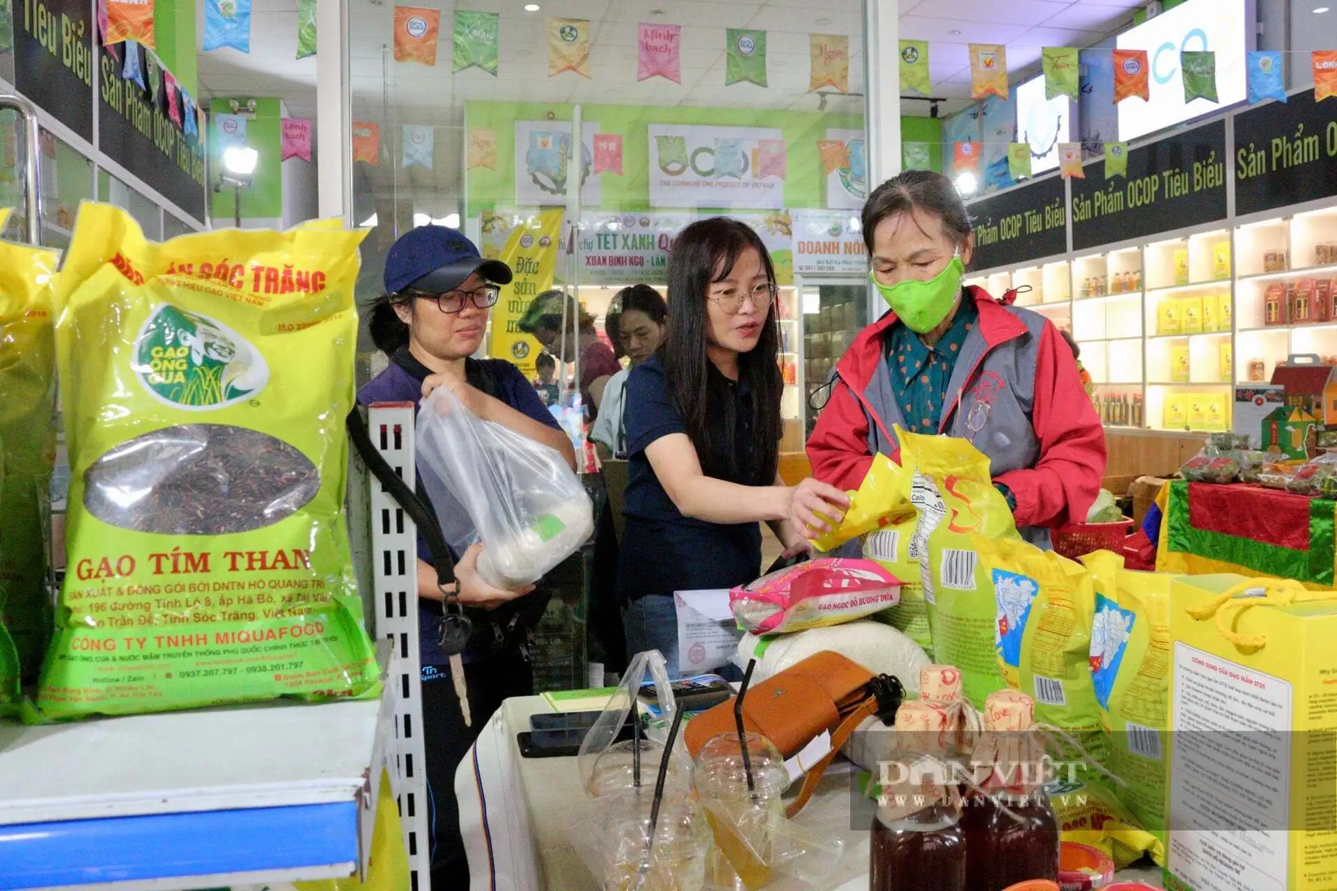 Chợ đặc biệt chỉ mở 4 ngày trước Tết, toàn đặc sản quê, OCOP 5 sao, dân Sài Gòn khen ngon nức nở