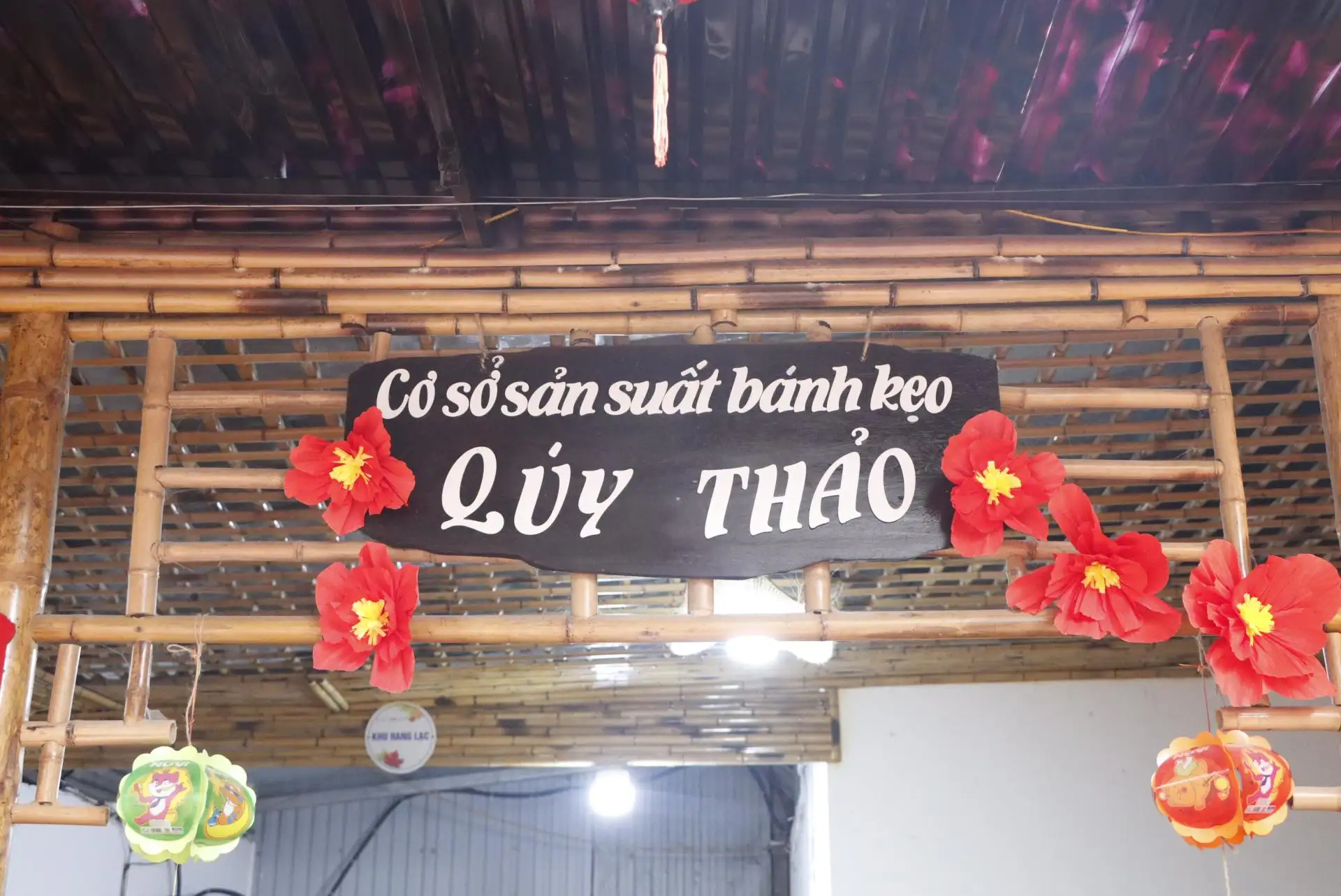Giữ lửa nghề kẹo truyền thống bằng hơi thở mới ở làng cổ Đường Lâm