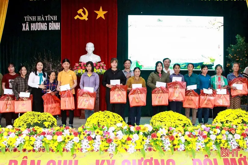 Phụ nữ nông thôn Hà Tĩnh bán hàng Tết trên mạng, chốt đơn tiền tỷ