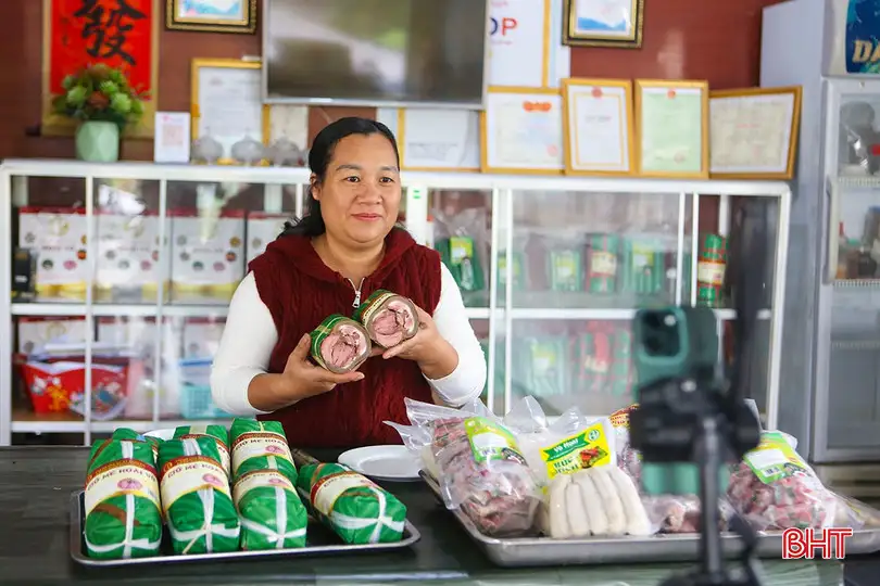 Phụ nữ nông thôn Hà Tĩnh bán hàng Tết trên mạng, chốt đơn tiền tỷ