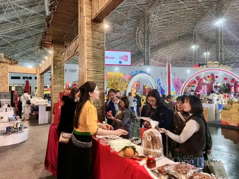 Sản phẩm OCOP Điện Biên, Lai Châu ‘hút khách’ tại Hội chợ Mùa Xuân