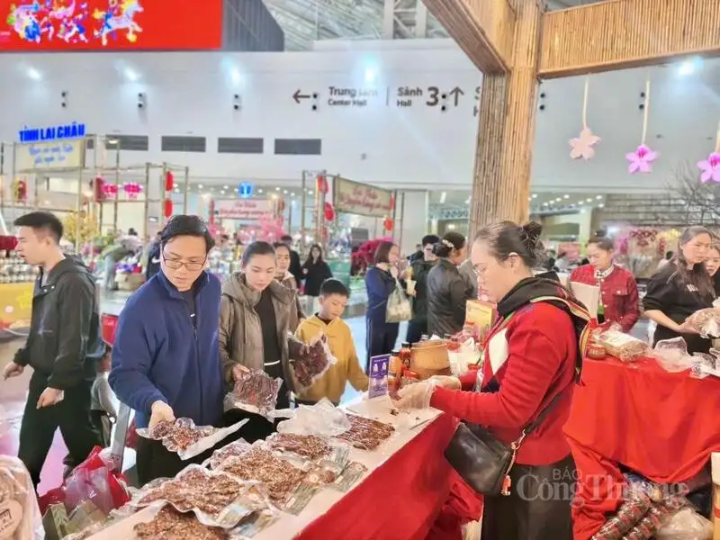 Sản phẩm OCOP Điện Biên, Lai Châu ‘hút khách’ tại Hội chợ Mùa Xuân