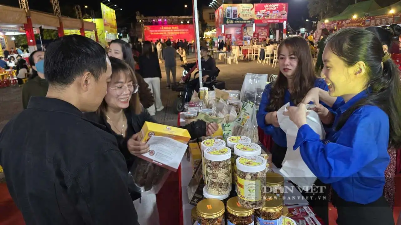 Tập trung tại một phường ở tỉnh Quảng Trị mua sắm sản phẩm OCOP phục vụ Tết Nguyên đán 2026