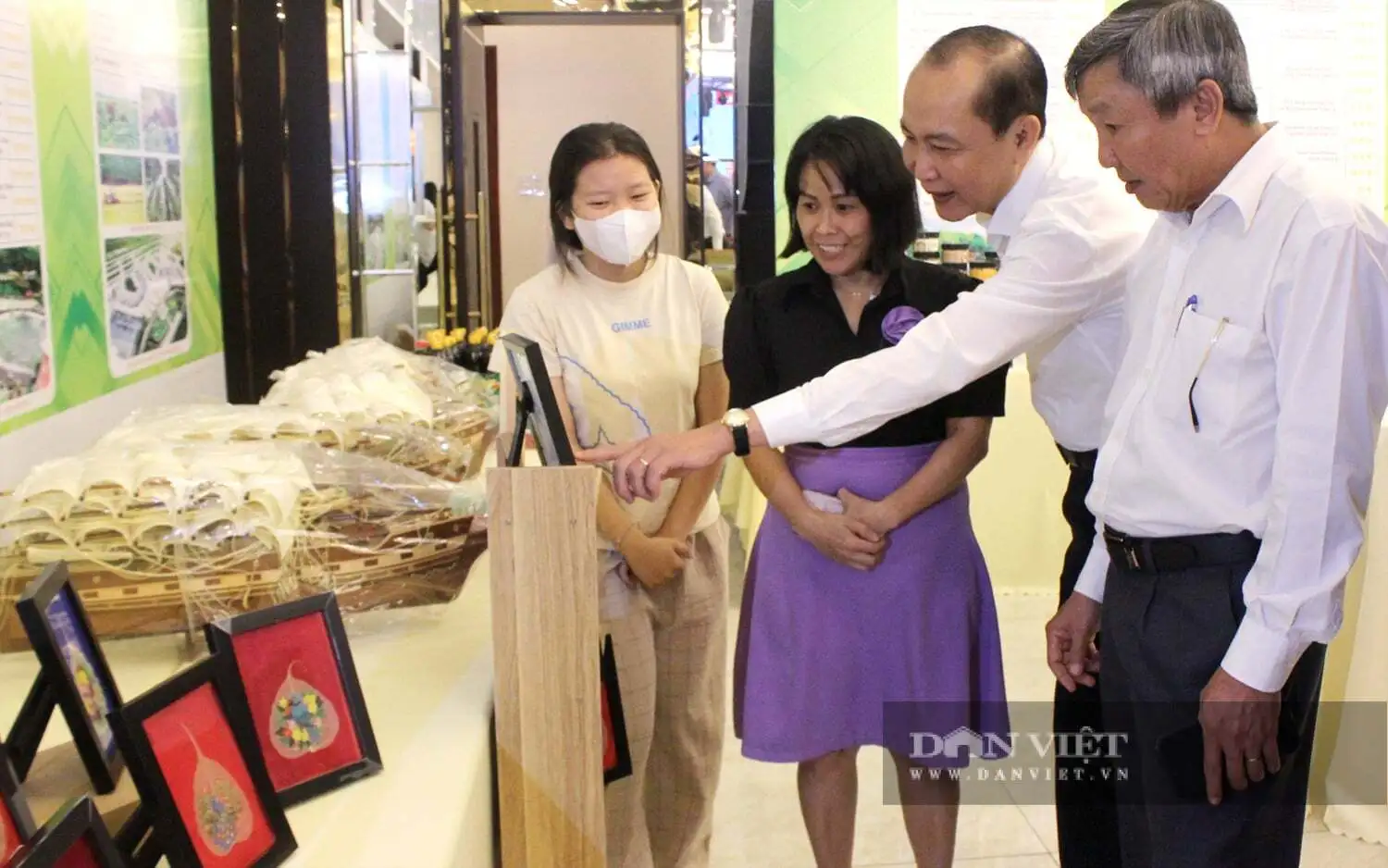 Thêu tranh trên lá bồ đề, người phụ nữ Đồng Nai đã có sản phẩm OCOP 3 sao