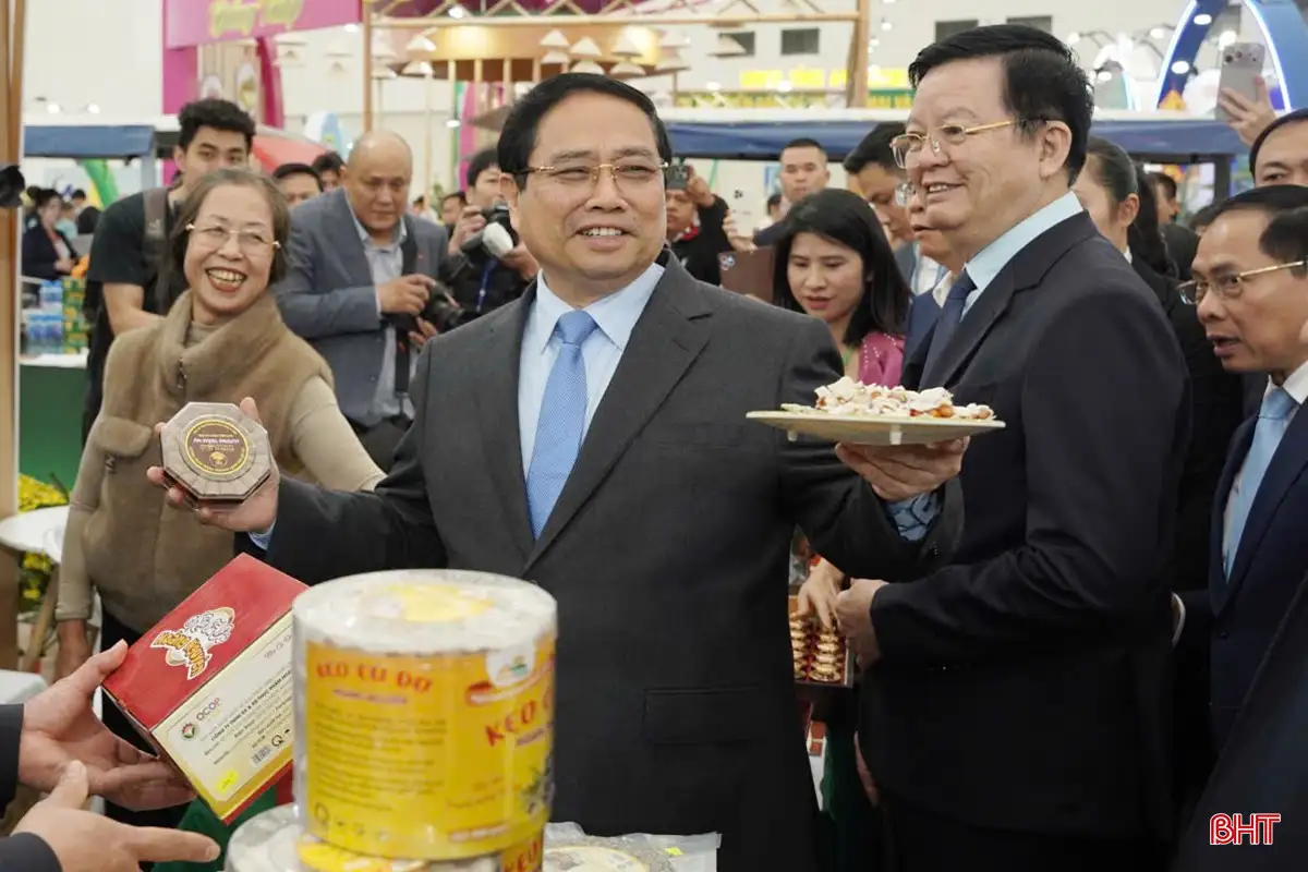 Thủ tướng Phạm Minh Chính tham quan gian hàng Hà Tĩnh tại Hội chợ mùa Xuân