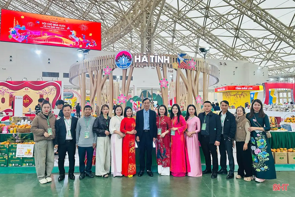 Thủ tướng Phạm Minh Chính tham quan gian hàng Hà Tĩnh tại Hội chợ mùa Xuân