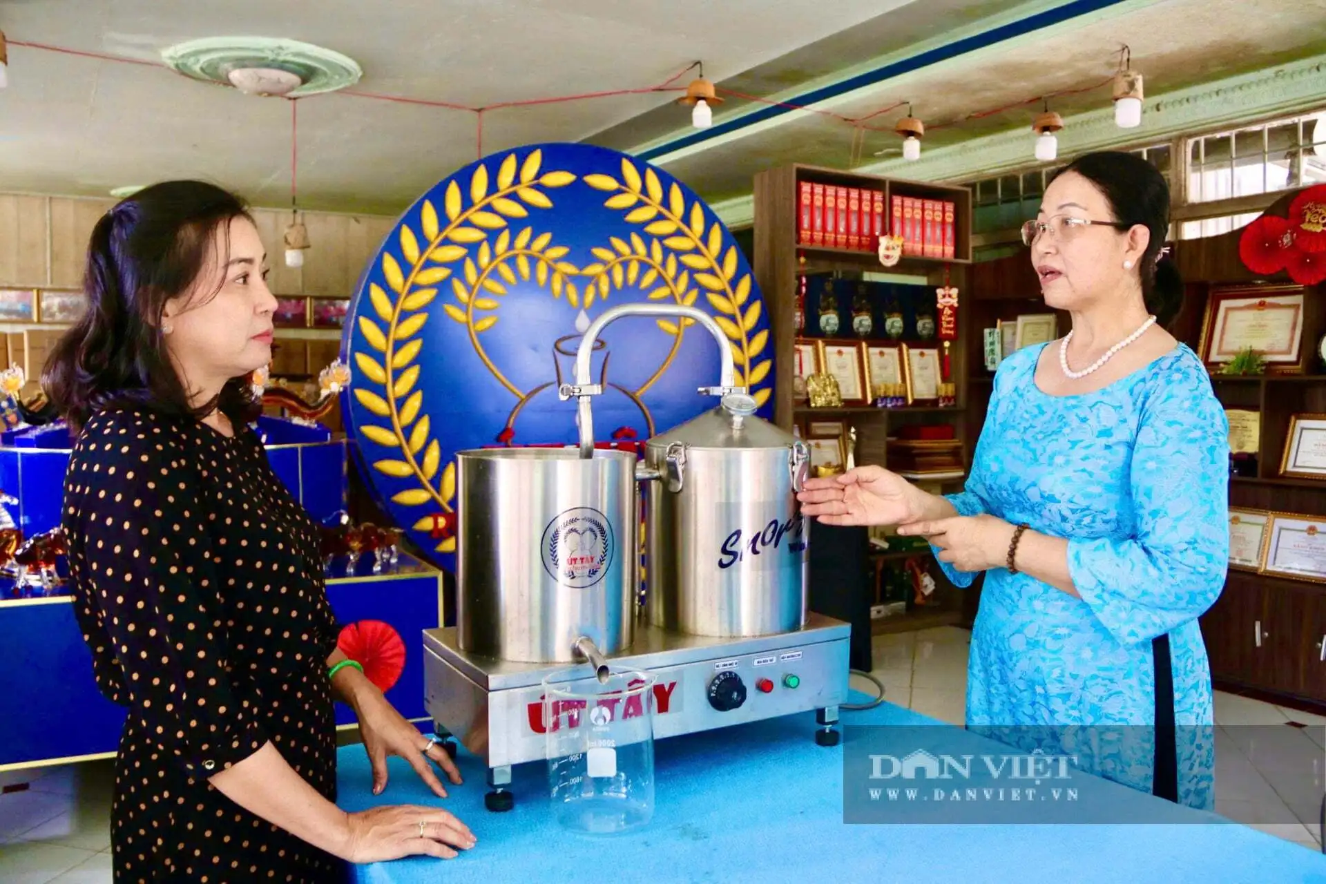 Từ hạt tấm gạo ST25, vợ chồng Út Tây ở Cần Thơ “chắt” ra thứ này đựng trong bình 12 con giáp, đạt sản phẩm 5 sao OCOP