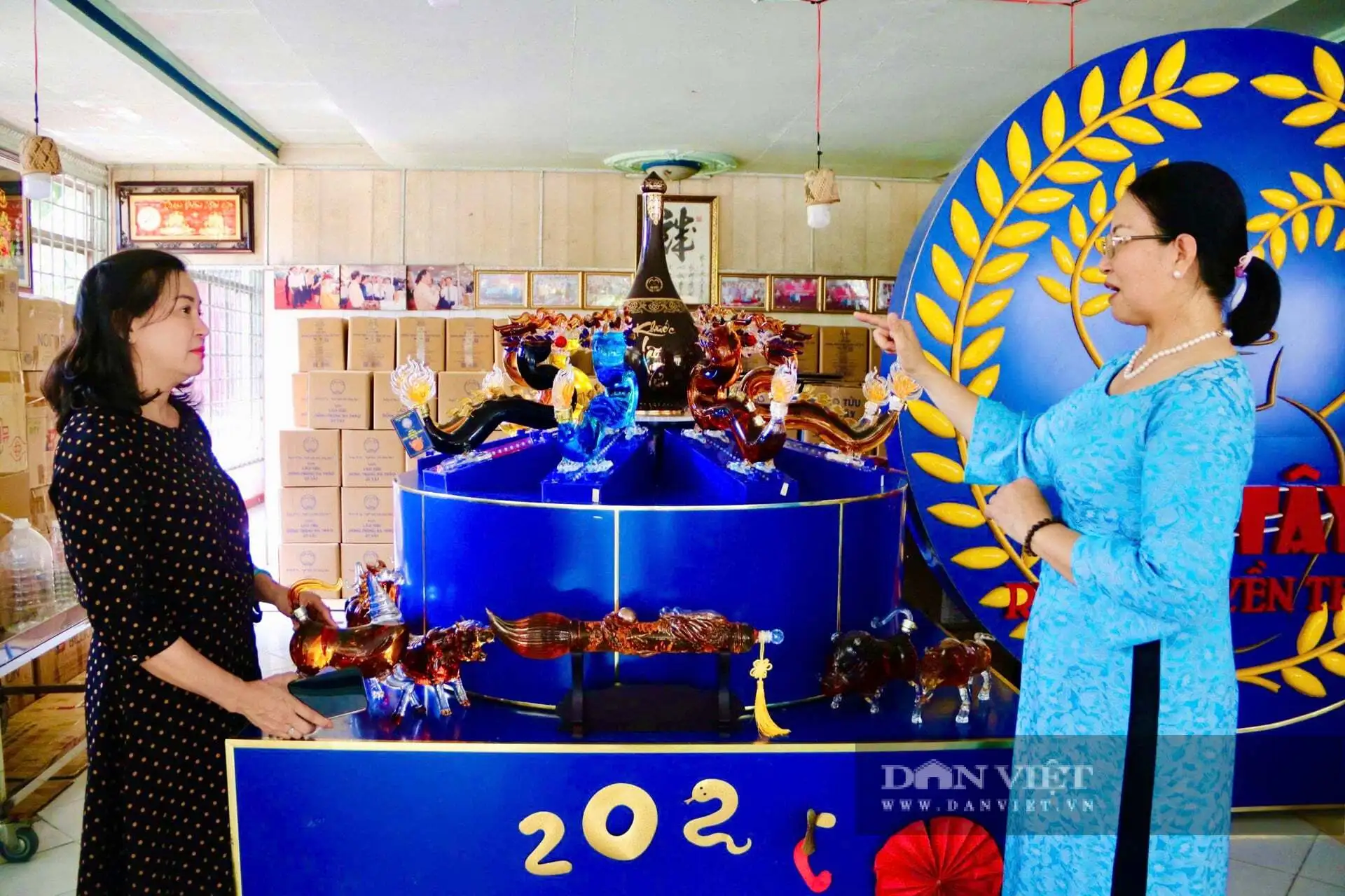 Từ hạt tấm gạo ST25, vợ chồng Út Tây ở Cần Thơ “chắt” ra thứ này đựng trong bình 12 con giáp, đạt sản phẩm 5 sao OCOP