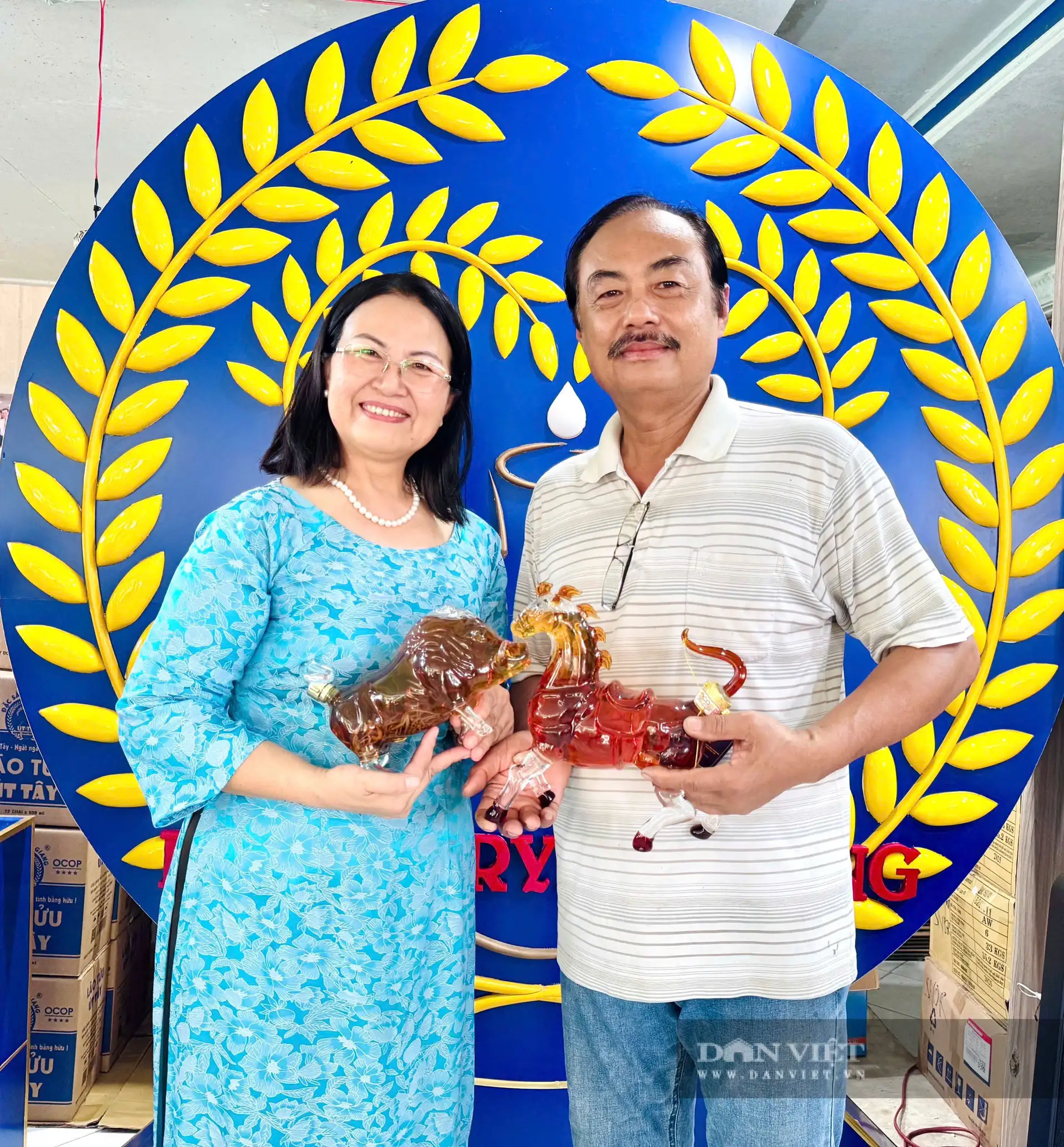 Từ hạt tấm gạo ST25, vợ chồng Út Tây ở Cần Thơ “chắt” ra thứ này đựng trong bình 12 con giáp, đạt sản phẩm 5 sao OCOP