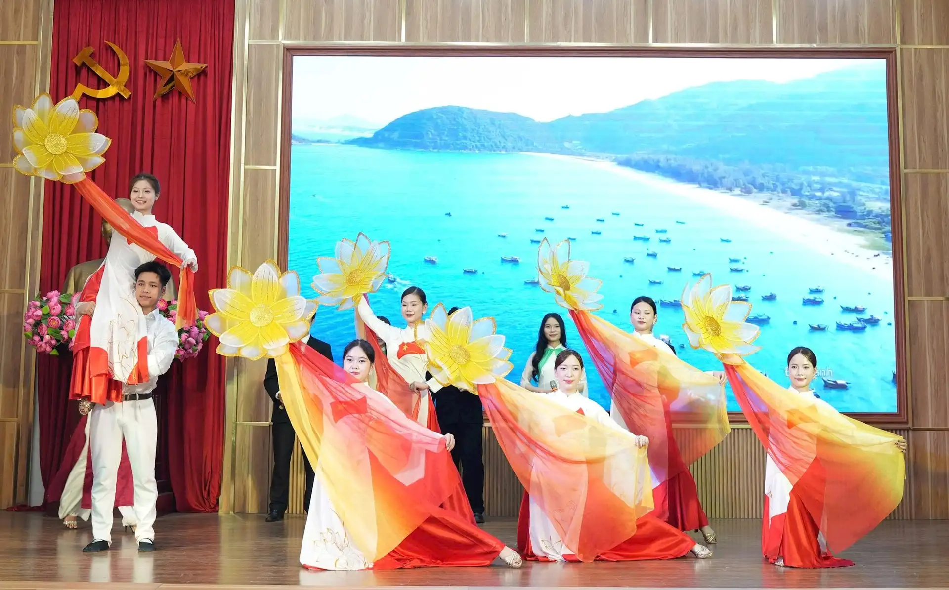 Bát Tràng giữ gìn và phát huy giá trị truyền thống làng nghề gắn với phát triển du lịch