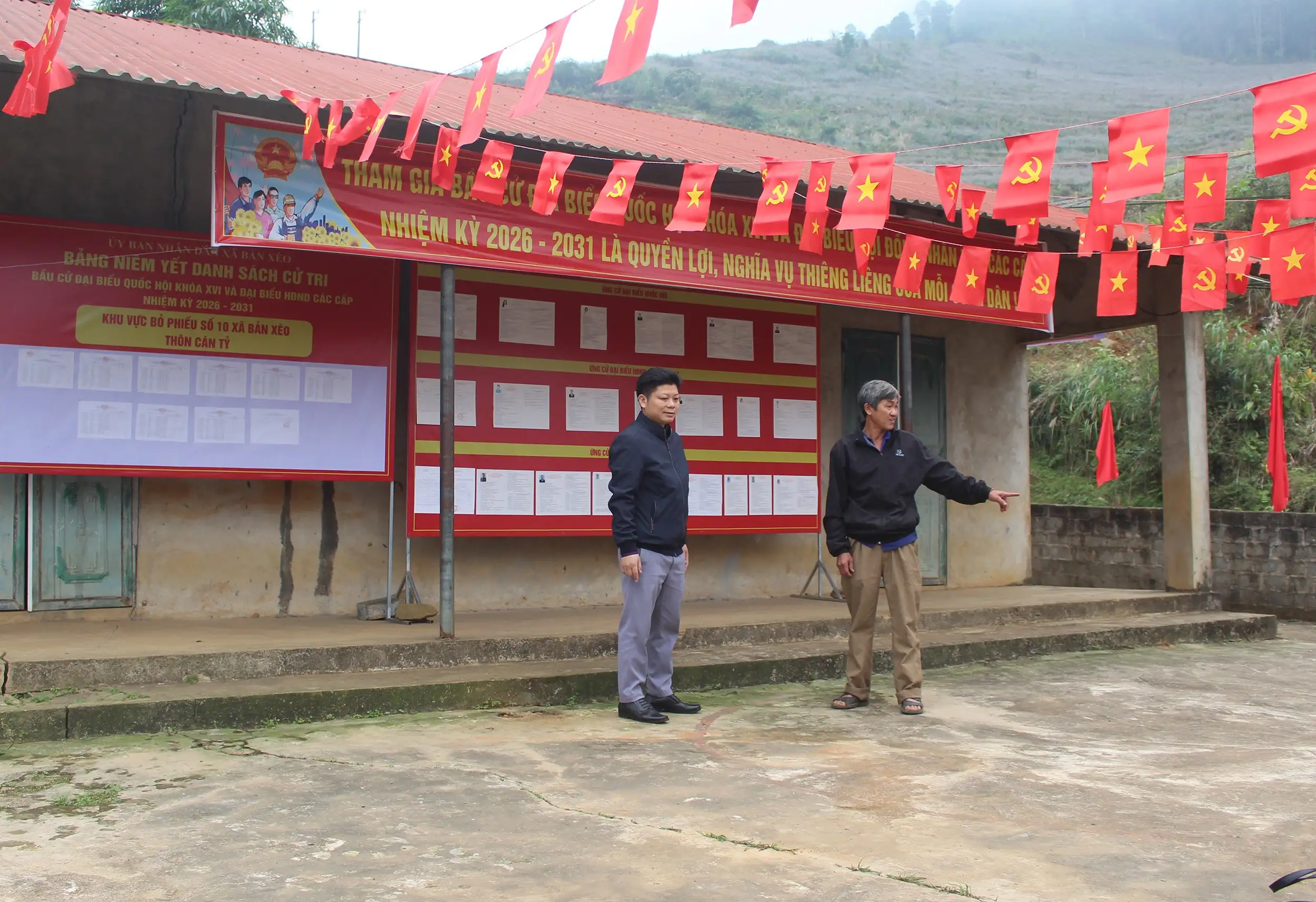 Đảng viên đi trước trong xây dựng nông thôn mới ở Bản Xèo