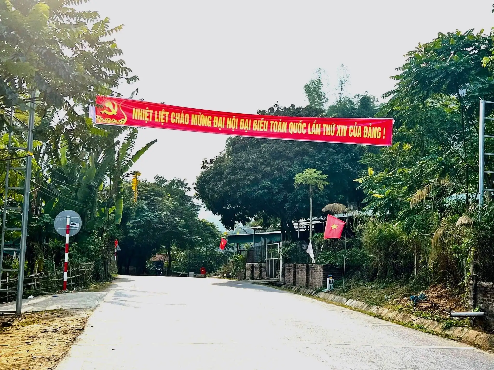 Đảng viên đi trước trong xây dựng nông thôn mới ở Bản Xèo