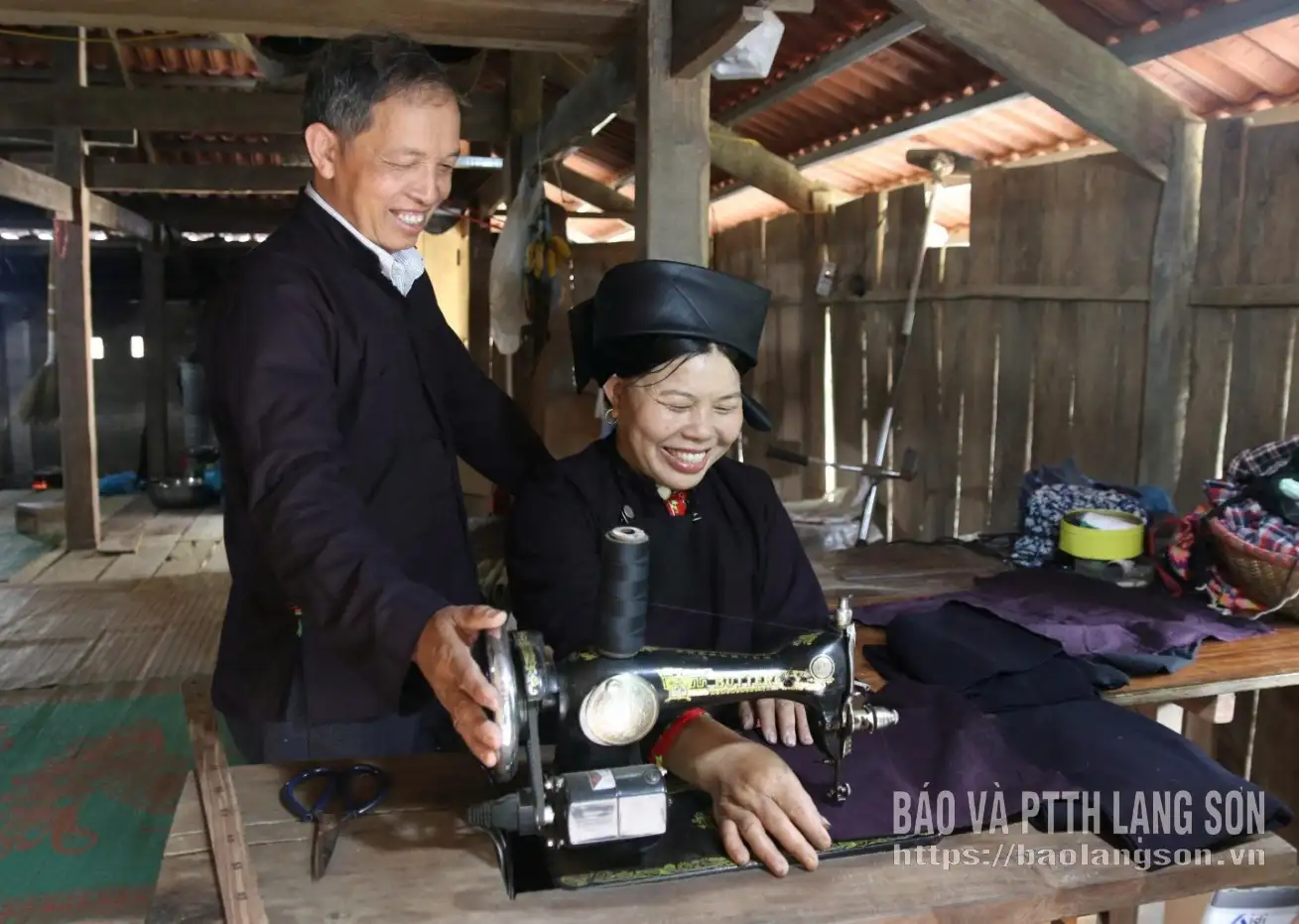 “Gắn sao” cho trang phục truyền thống